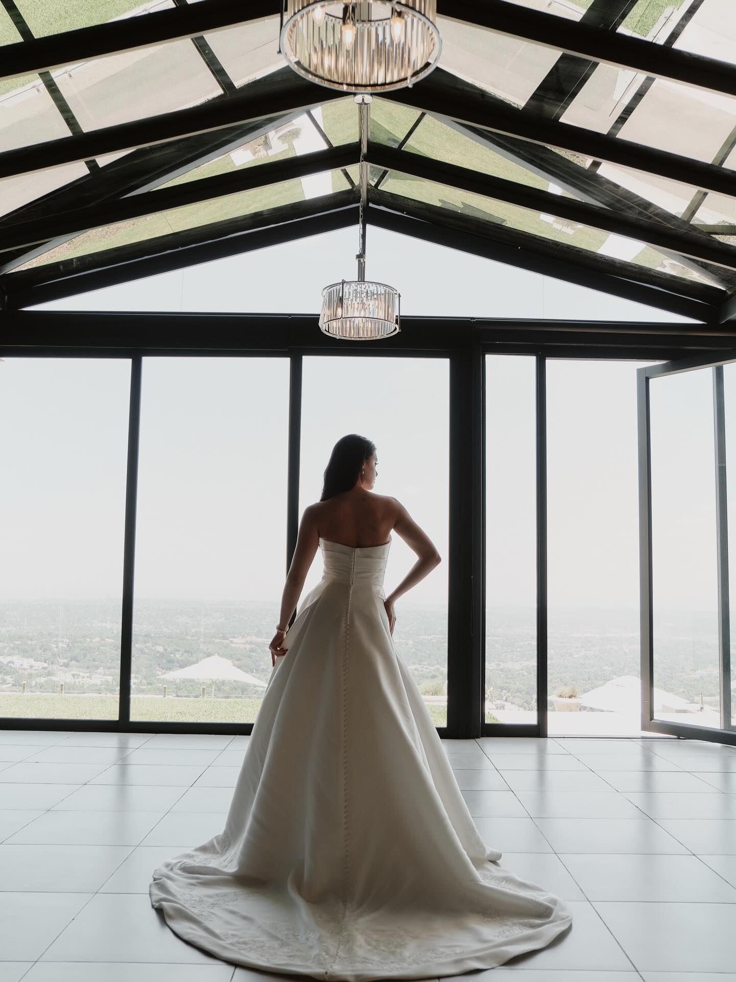 Where simplicity becomes unforgettable 🤍
Every stitch tells a story of grace, elegance, and forever.
#bridalstyle #modernbride #johannesburg #bridetobe #engaged