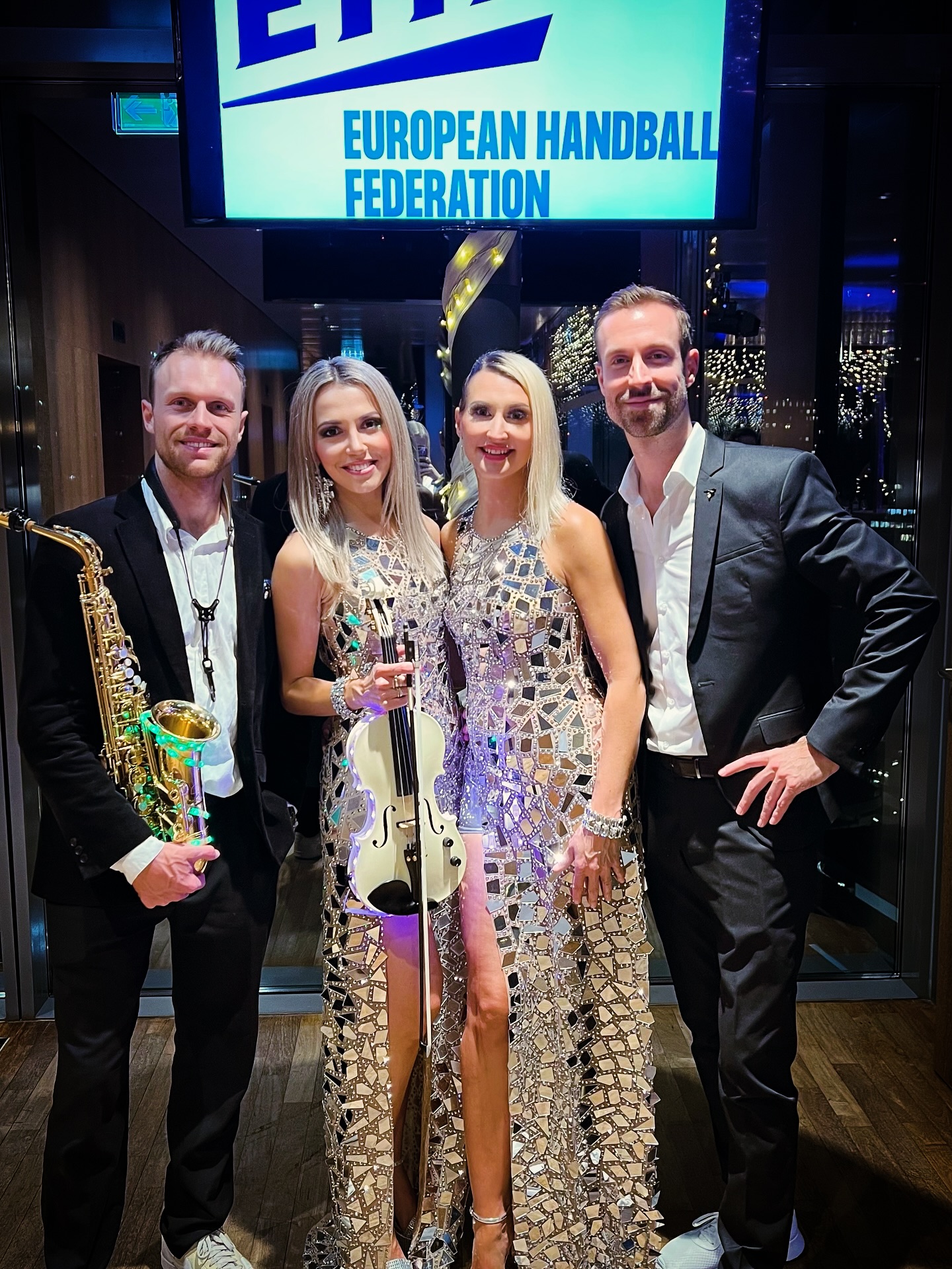 Spreading some Christmas vibes at the Christmas party of the European handball federation ⭐️🎄Thanks to @herzblut_promotions
.
#SugarSky #Vienna #EHF #Gala #MusicAct #Christmas #Party #LiveMusic #Music #Jazz #Soul #Pop #evententertainment #event #corporateEvent #Showact #Artists #Band #DJLiveAct