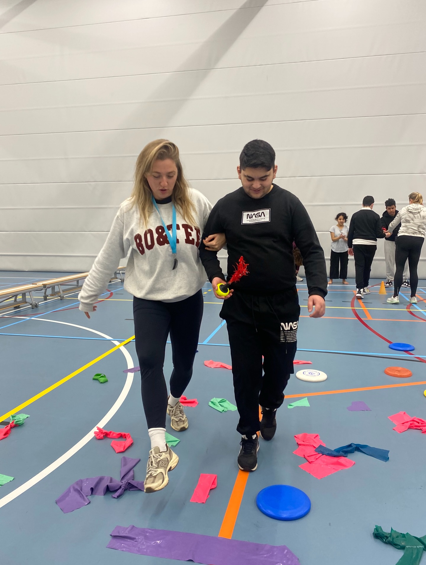 Vorige week genoten de leerlingen van OV1 van een leuke sportdag, georganiseerd door de studenten lichamelijke opvoeding van de Arteveldehogeschool. Van een energieke fitnesssessie tot een uitdagend hindernissenparcours: het was een dag vol sport, plezier en avontuur.
Dank aan de studenten van de @artevelde.sport voor hun inzet en enthousiasme. Dankzij hen werd deze sportdag een onvergetelijke ervaring voor alle leerlingen!