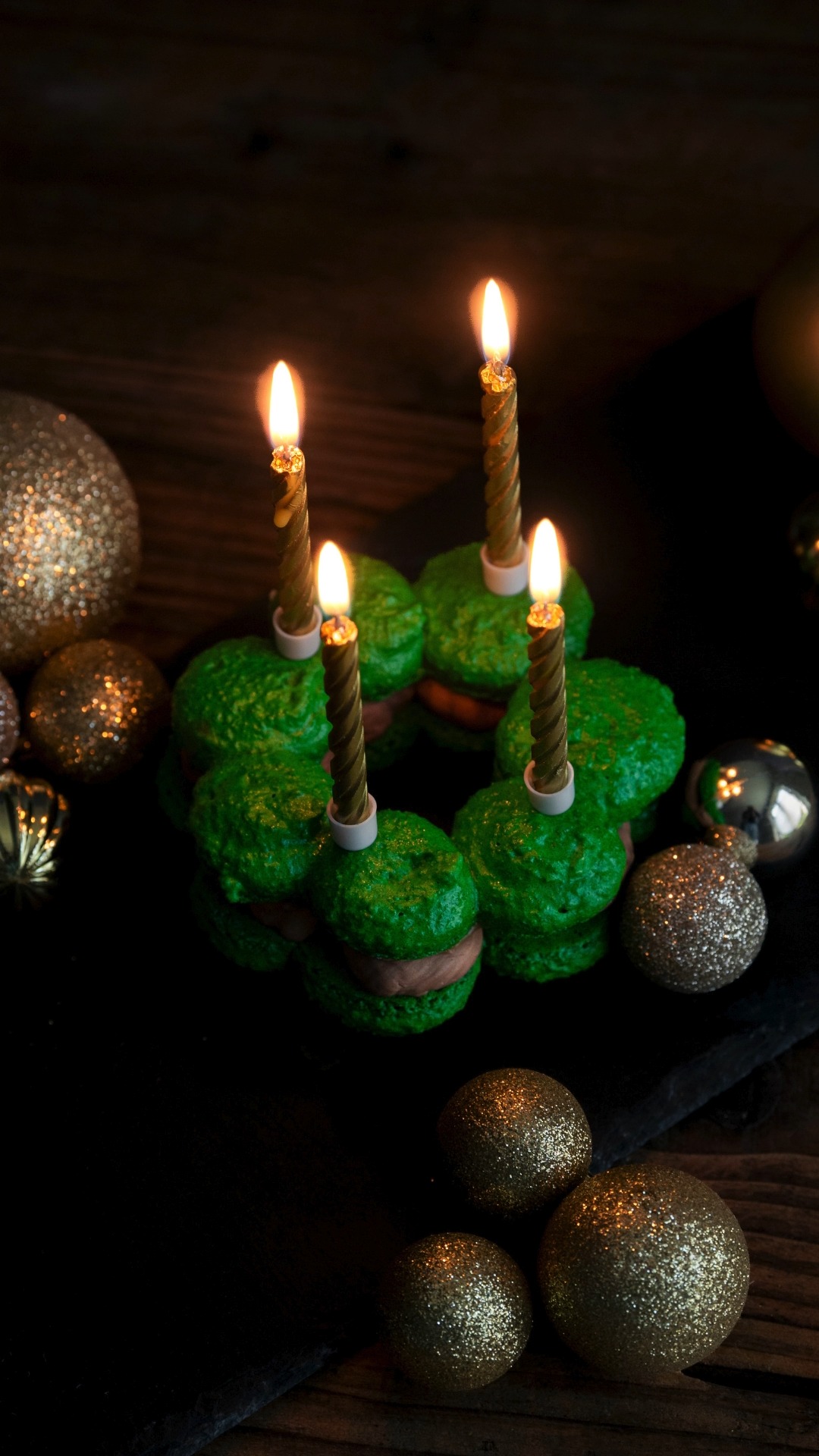 🕯️🕯️🕯️🕯️
Das vierte Lichtlein brennt.
Der XL-Weihnachtsmacaron als Adventskranz in der Geschmacksrichtung Snickers – zarte Macaronschalen, cremige Füllung und ganz viel Handarbeit.
Mein gesamtes Weihnachtssortiment finden ihr in meinem Click & Collect Shop www.itisacake.de
Liebe Grüße,
eure Julia 🥰