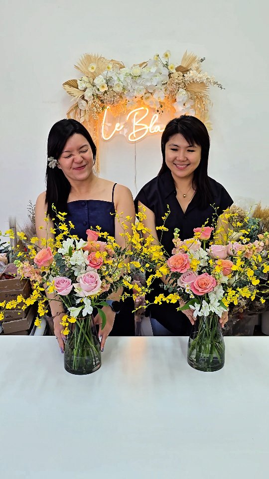 Fresh Flower Vase Arrangement Workshop - 8 Nov
.
DM or whatsapp us @ 94232010 / 85717679 for more information
.
#leblancflorist #leblancfloristworkshop #flowerlesson flowerbouquet sgfloral sgflowers sgshopping henspartysg sgcrafters sgflorist workshopsg sgworkshop supportlocal sgevents craftedinsg sgmakers sgonlineflorist flowerworkshopsg 花束 網上花店 花 花店 꽃 韩式花艺 花艺课程 花艺