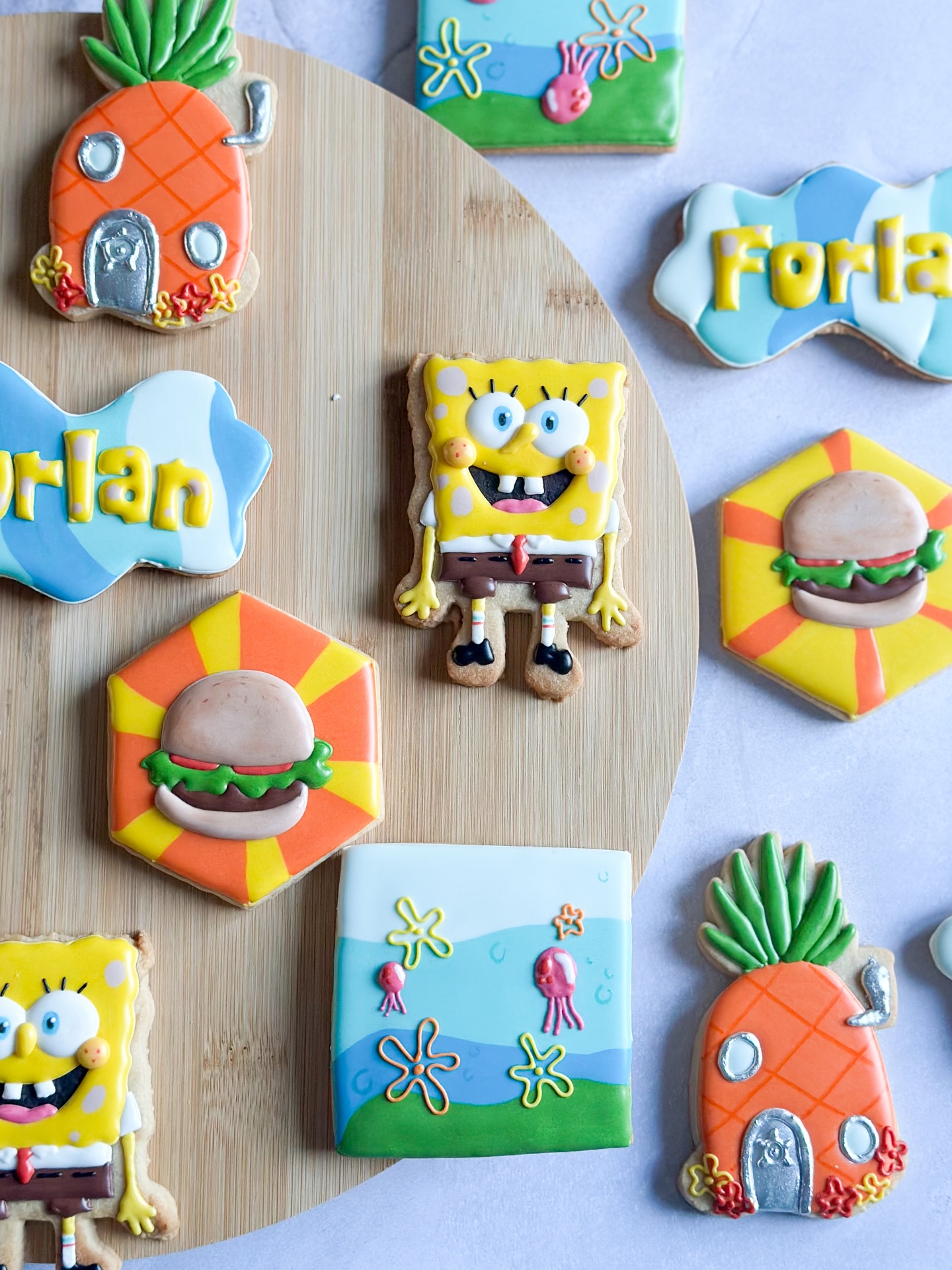 Bob l’éponge et son univers tout en gourmandise.
__________________
Karu Sweets Design | Biscuiterie artisanale & personnalisée
🧑🏾🍳 Christmina, biscuitière passionnée
🍪 Biscuits sur mesure,personnalisés, pour tous les événements
🤲🏾 Entièrement fait à la main, du biscuit au décor
📦 Livraison en France métropolitaine et dans les DROM
🛒 Click & Collect Orly (94)
Commande en MP ou sur le site (délai 14 jours minimum)
www.karusweetsdesign.com