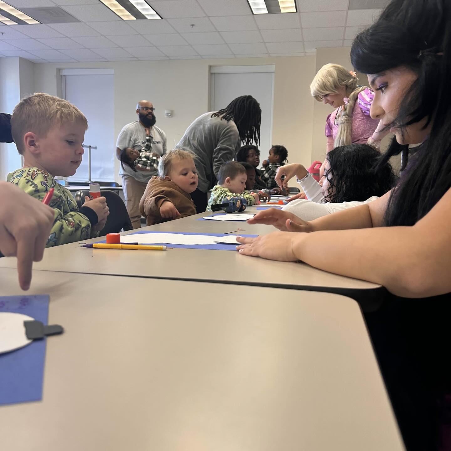 Paper snowmen, little hands, and lots of creativity ❄️⛄️
Crafting holiday magic with our preschool friends! 💜✨
#AMomentOfMagic #AMoMatUNCCharlotte #MagicMakers #PowerOfPlay #HolidayCrafts #PreschoolFun #SpreadingJoy
