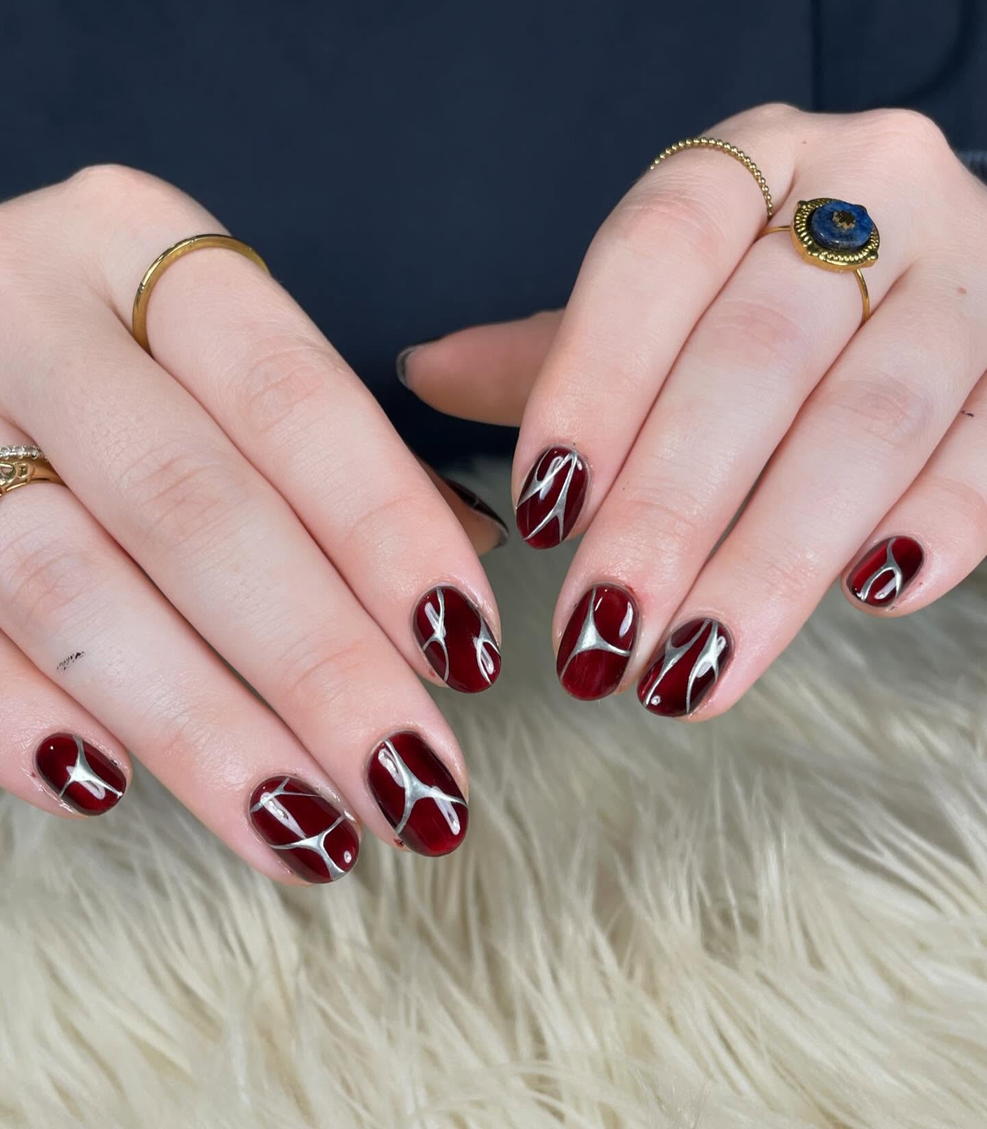 Klassisch im Farbton, besonders im Detail. 🍷✨
Für Terminvereinbarungen und individuelle Anfragen freue ich mich über eine private Nachricht 🥰
Oder ganz einfach, direkt online Termin buchen 😉 Alina-Demakow.de