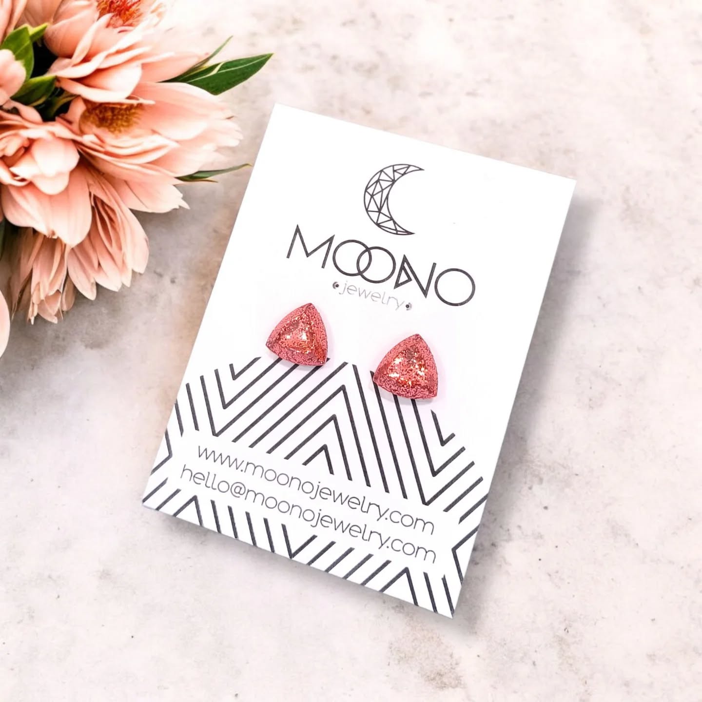 ✨ Apró kedvenc a Gem Collection rosegold fülbevaló 🌸
A kollekcióból több fazon és szín is elérhető az alábbi helyszíneken:
@prizmadesignerstore
@canaanconceptbeautystore
Webshop: www.moonojewelry.com
#moono #moonoékszer #egyediékszer #viseljszínt #színesékszer #fülbevaló #színtípusok #statementékszer #magyartervező #vegyélhazait #funkypebbles #újkollekció #localbrand #hungariandesign #hungariandesigner #earrings #statementearrings