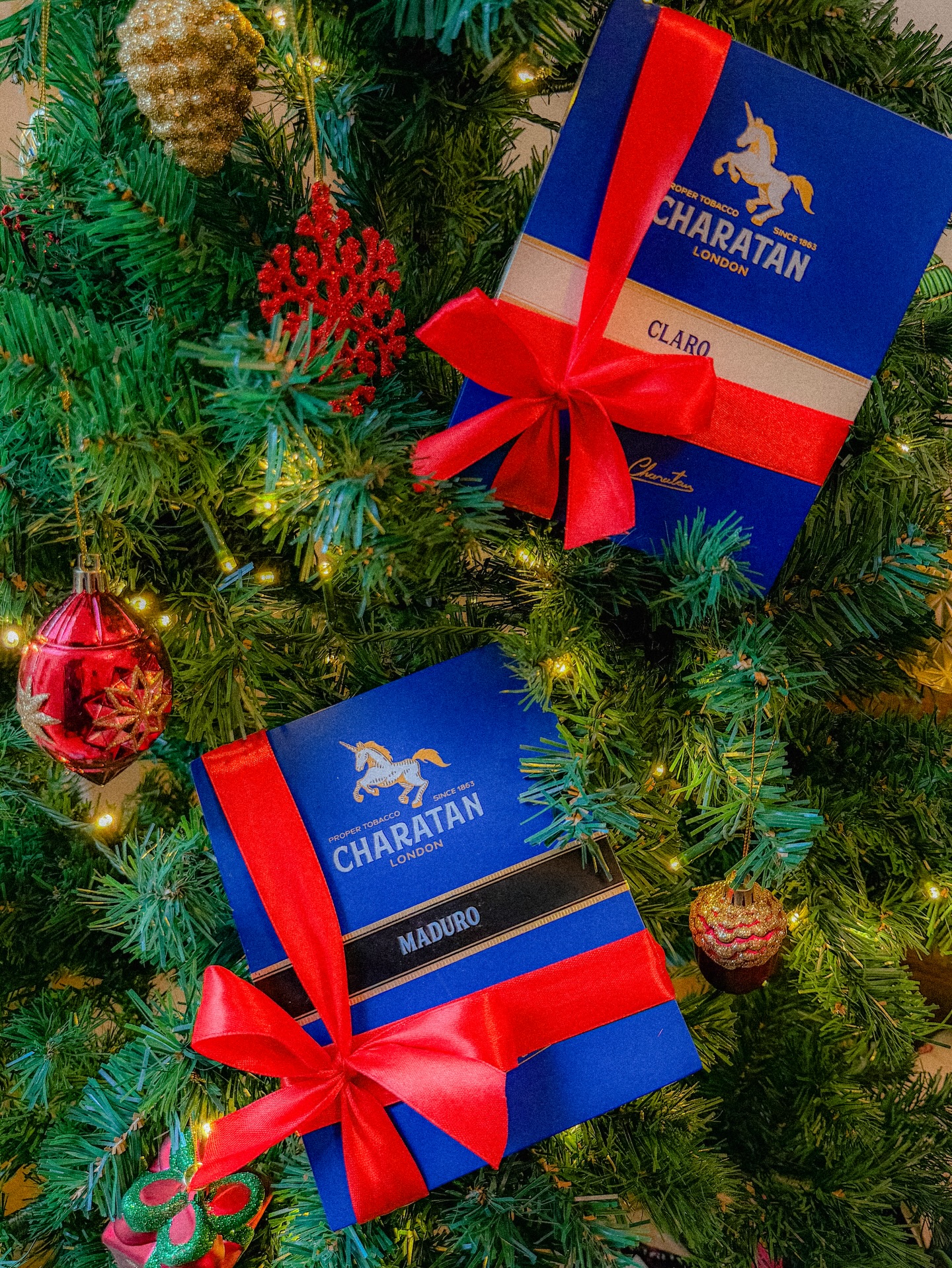 Merry Christmas from Charatan! 🎁
Wishing you a joyful day filled with warmth, laughter, and the company of those you love.
#ChristmasCigars #Charatan #FestivePairings
