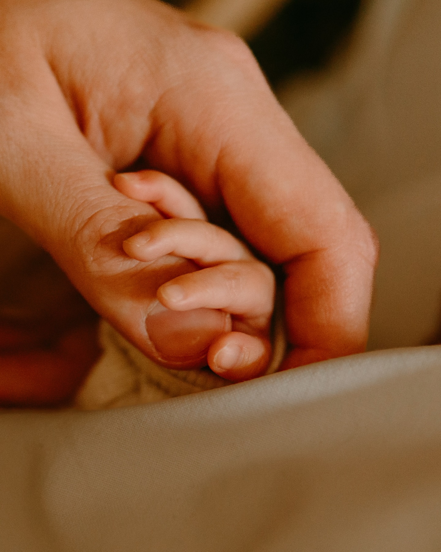 Je hoeft niets te doen tijdens een fotosessie.
Echt niet.
Je mag gewoon blijven wie je die dag al bent.
Een moeder met weinig slaap.
Een vader die nog moet landen.
Een gezin dat elkaar aan het zoeken is.
We maken er geen groot moment van.
Ik geniet alleen even mee.
Later blijken dit vaak de beelden
die het meest blijven.