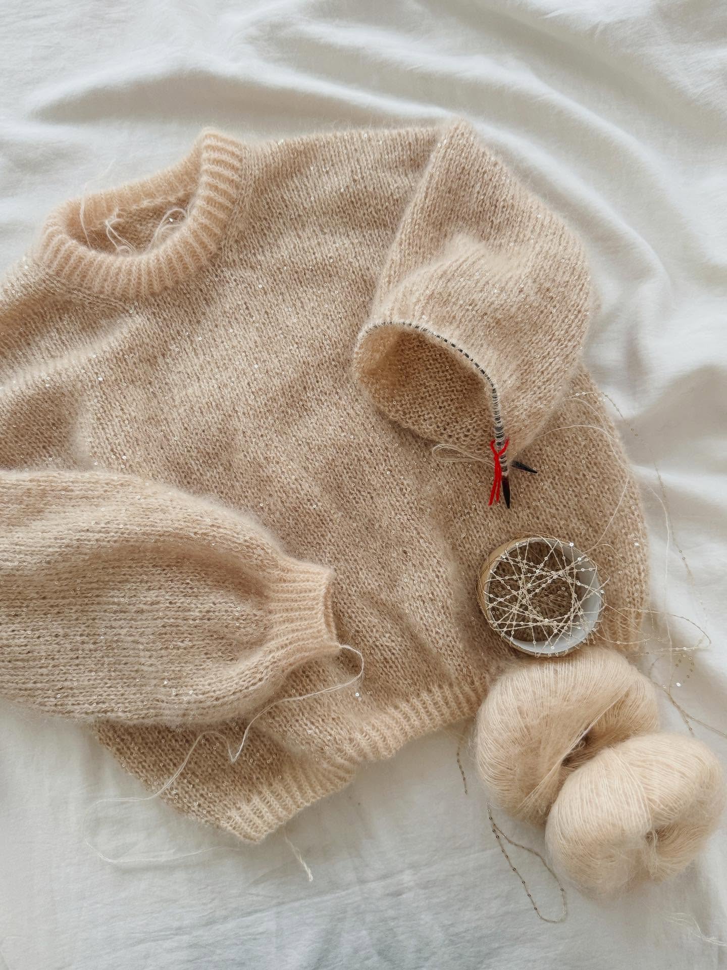 The last couple of days, I was very disciplined and working on the second sample of the #odettesweater to finish body and sleeves as the pattern release is around the corner 🥰 I love the cream shade in combination with the little sparkles of the sequins and I absolutely love the fit - so I cannot wait to share this pattern with you shortly before Christmas 😍
.
.
.
.
Pattern in progress by me: #odettesweater
.
Yarn: Silkhair in the shade Puderbeige and Glamorous in the shade Beige by @lanagrossa
.
Advertising
.
#knitting #knittinglove #knittingaddict #knitknitknit #nevernotknitting #iloveknitting #handmade #diy #slowfashion #slowfashionmovement #knittinginspiration #knittingismyyoga #knitstagram #knitspiration #knit #knitwear #knittersgonnaknit #knitter #knitweardesign #knittersofinstagram #strick #stricken #strickenmachtglücklich #strikk #strikkedilla #breien #tricoter