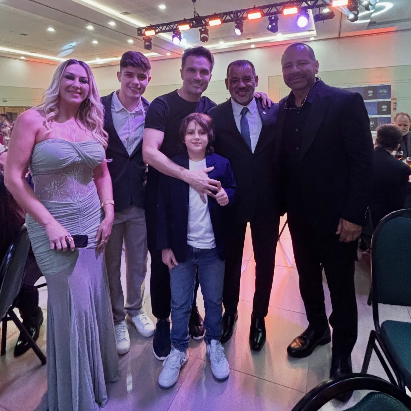 Noite especial no Gala Futsal com minha família e ao lado dos amigos @falcao12oficial e @neymarpai_
Obrigado pelo carinho com os meninos ❤️🇧🇷🙏
@mundo_do_futsal @mundodofutsalexperience
#futsalbrasileiro🇧🇷 #melhoresdomundo #tudonosso #marquinhosxavier
