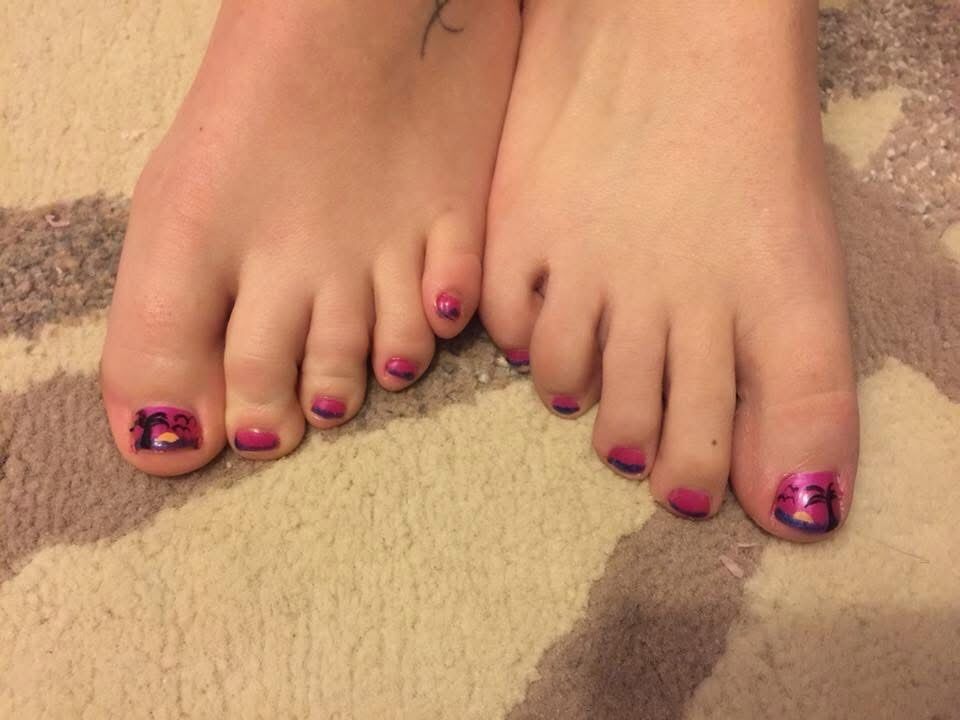 Because your feet deserve love too 🤍
Pedicure glow you can’t ignore 👣😍
DM to book 📩 /(Link in Bio)
#PedicureLove #FeetCare #ToeNails #FreshToes
#NailCare #BeautyService #SelfCareVibes
#PamperedFeet #NailInspo #CleanLook
#BeautyAtYourDoor #InstaBeauty #ReelsInstagram