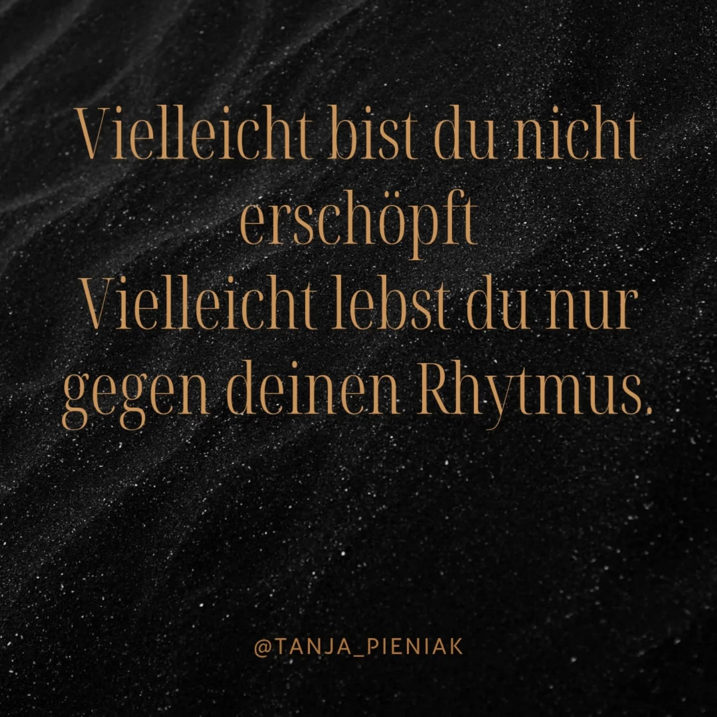 Vielleicht versuchst du gerade alles, um dich wieder gut zu fühlen. Du optimierst permanent deine Routinen.
Atemübungen. Journaling. Ernährung. Bewegung.
Und trotzdem bleibt dieses innere Getriebensein. Kein Gefühl von Erfüllung - von Frieden.
Ein überfordertes Nervensystem braucht nämlich keine weitere To-do-Liste. Es braucht Sicherheit.
Wenn unser Nervensystem im Dauerstress ist,
können wir nicht fühlen.
Nicht kreativ sein.
Nicht wirklich schöpfen.
Schöpfung entsteht nicht aus Druck.
Sie entsteht aus einem Körper, der sich sicher fühlt und fließen darf.
Viele Symptome, die wir "persönlich" nehmen, sind eigentlich Signale: innere Unruhe, Erschöpfung, Gedankenkreisen, Reizbarkeit, Schlaflosigkeit, das Gefühl, nie wirklich anzukommen.
Nicht, weil wir etwas falsch machen, sondern weil unser System zu lange funktioniert hat.
Regulation bedeutet nicht, noch disziplinierter zu werden.
❤️ Sondern langsamer.
❤️ Weicher.
❤️ Verkörpert.
Ein warmes Frühstück.
Ein langsamer Morgen, wo es möglich ist.
Berührung.
Atem, der tiefer sinken darf.
Natur.
Präsenz im Körper.
Vielleicht ist dein nächster Schritt nicht mehr Optimierung, sondern weniger Müssen. Einfach etwas wegzulassen.
Und vielleicht beginnt genau dort wieder das,
was wir Schöpfung nennen. 🙌🌿❤️
#nervensystem
#verkörperung
#regulation
#körperwissen
#heilungvoninnen
#weicherwerden