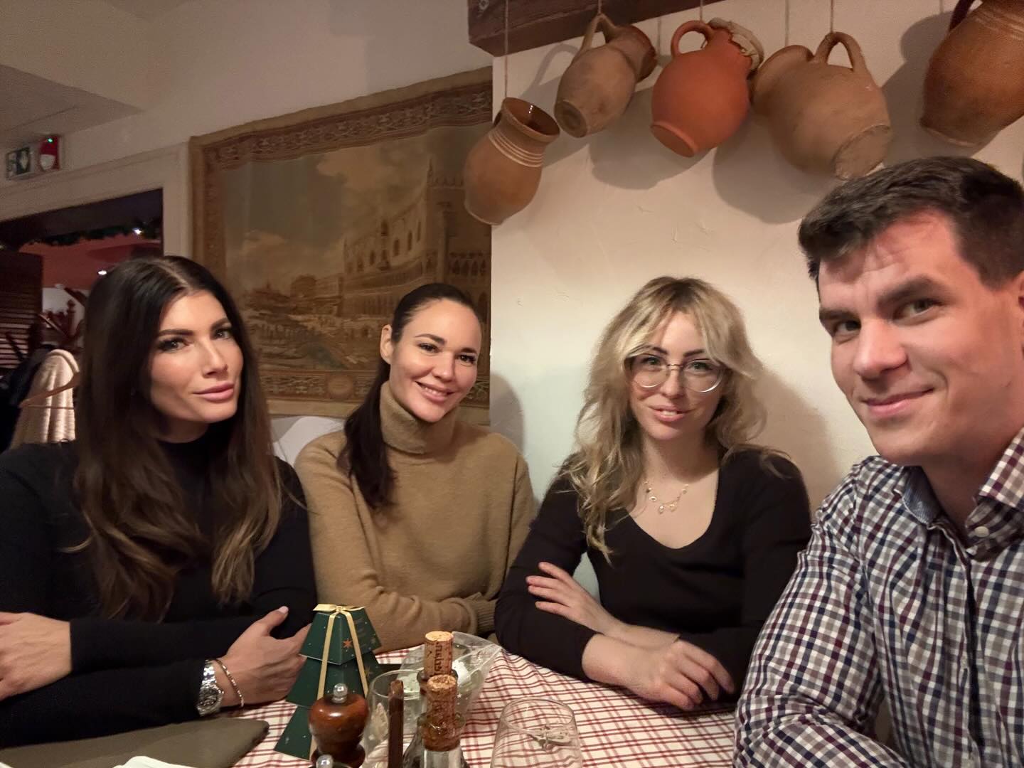 Karácsony alkalmából elmentünk egy céges vacsorára, és megint bebizonyosodott, mennyire jó csapat vagyunk.
Rengeteget nevettünk idén együtt, és ez sokszor feldobta a hétköznapokat is.
Köszönöm nektek az egész éves közös munkát, a jó hangulatot és a sok nevetést.
Kellemes, meghitt karácsonyt és pihentető ünnepeket kívánok mindenkinek! ✨🎄 @anikosoros0830 @easyshapestudio @savanya_kisasszony @perjesid @me_time_m @fashionbeauty_szepsegszalon