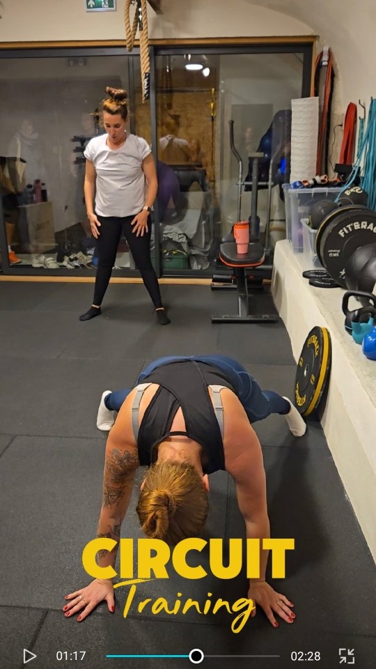▶️ C I R C U I T T R A I N I N G
A 2 - 8 ateliers - 4 tours - 30sec/40sec/60sec/20sec
On alterne entre des exercices cardio ou renfo (mais souvent les exercices sont 2 en 1😈)
Que du bonheur... 😅(surtout quand on entend "last round"!)
Et bonus: vue sur les magnifiques chaussettes de notre claudette officielle: Fred
#hautesalpes05 #guillestroisqueyras #objectifsport #bienetre #fitnessmotivation #sport #femmesactives #coachsportif #departement05 #sportenjoy05 #objectifsanté