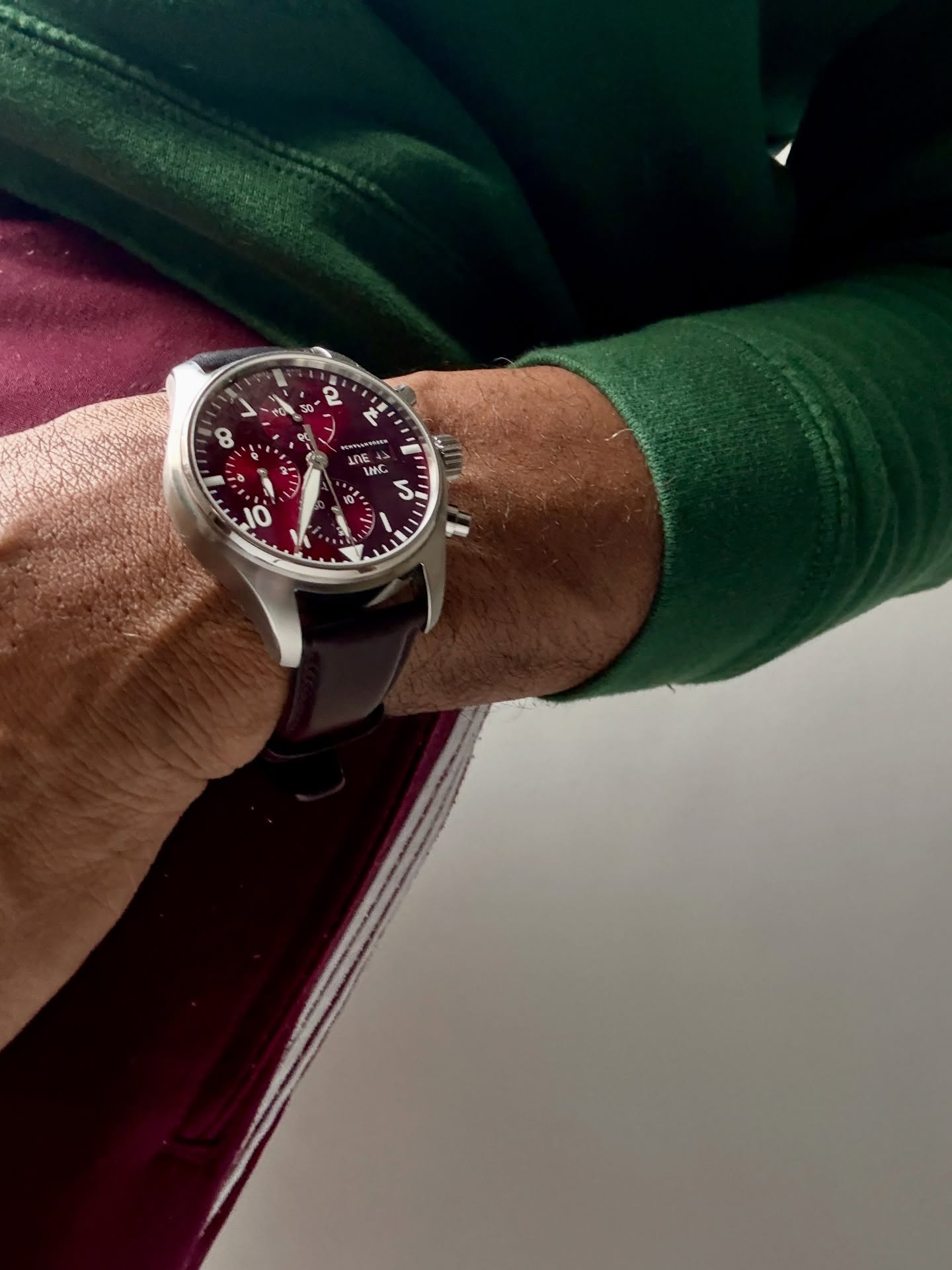 Unidentifiable moments tell the full story.
Burgundy on the wrist, rhythm in the room.
Sport, sound, and memory—styled by instinct, not trend.
Timepiece: IWC Pilot’s Watch Chronograph Edition IW388107
Uniform notes: vintage adidas, forest green layers
Artifacts: Audio-Technica memories + Duran Duran on 45