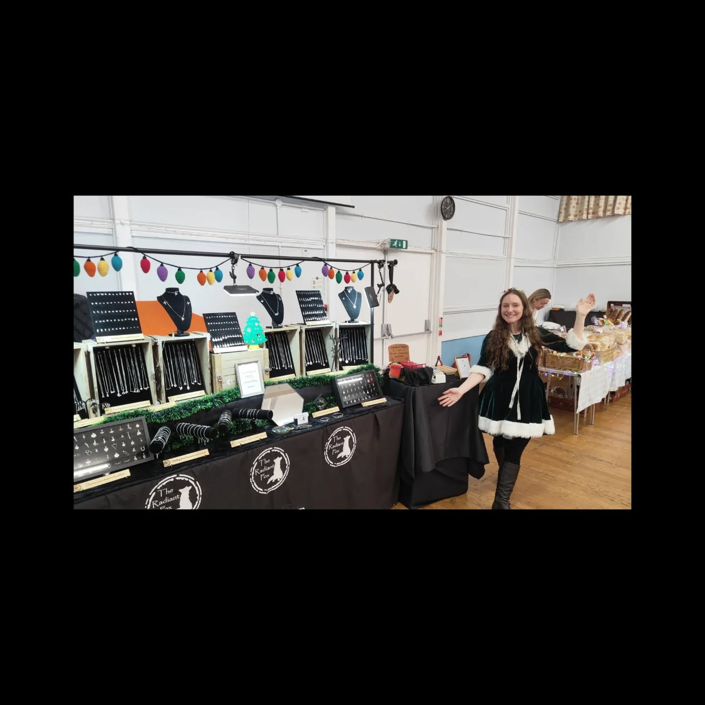 Instagram verses reality... posing for the camera, verses frantically making to measure. It's all fun at @hagleyvillagemarket
Here until 1 pm.
Or at @solihullartsmarkets tomorrow between 11 am and 4 pm.
#theradiantfox #hagleyvillagemarket #sterlingsilver #Christmas #christmasgifts #jewellery