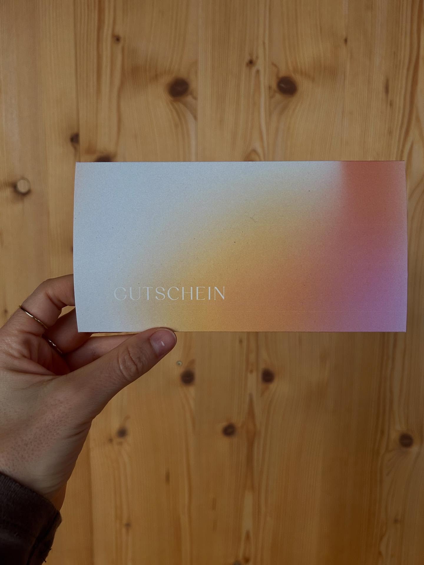 🎁🎄Weihnachten lädt uns ein, innezuhalten. Wie wäre es das durch dein Geschenk zu unterstützen? Etwas zu verschenken, das nachhaltig wirkt? Etwas zu verschenken, das wirklich zählt? Zeit für sich ♡
Gutschein einlösbar für:
• Yoga Privatstunde
• Yoga Brunch Event
• Yoga Retreat
• systemisches Coaching
Für alle die:
• Innere Ruhe & Balance brauchen
• Klarheit und Ruhe suchen
• Eine Auszeit verdient haben
🎁 Das Geschenk das bleibt, für Menschen, die dir am Herzen liegen.
DM für Infos & Bestellung
Love & merry Xmas, Chrisi
#weihnachten #nachhaltigschenken #weihnachtsgeschenk #eventweihnachten #weihnachtsgeschenkfreundin #auszeit #yogaretreat2026 #yogabrunch #yogagutschein #gutschein #nachhaltigergutschein #yogadiy #weihnachten2026 #geschenkidee #retreatsüdtirol #retreatbayerischerwald #systemischescoaching