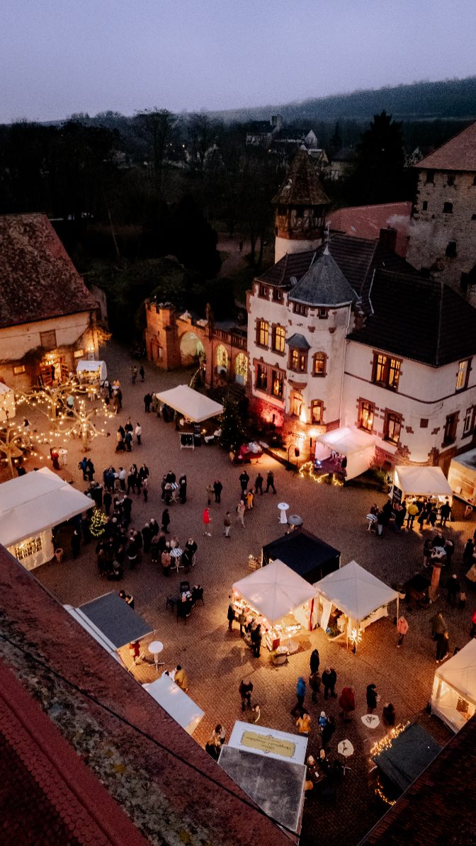 Weihnachten im Schloss? 🌲 🏰
Das Schlossgut Lüll verwandelt die Adventszeit in ein echtes Erlebnis: Lichter, Glühwein und eine Atmosphäre, die du so noch nicht erlebt hast🌟
Hier trifft Tradition auf außergewöhnliche Kulisse – perfekt für Freunde, Familie oder einfach einen besonderen Abend.
#schlossgutlüll #weihnachtsmarkt #weihnachtsbäckerei #schloss #Weihnachten2025