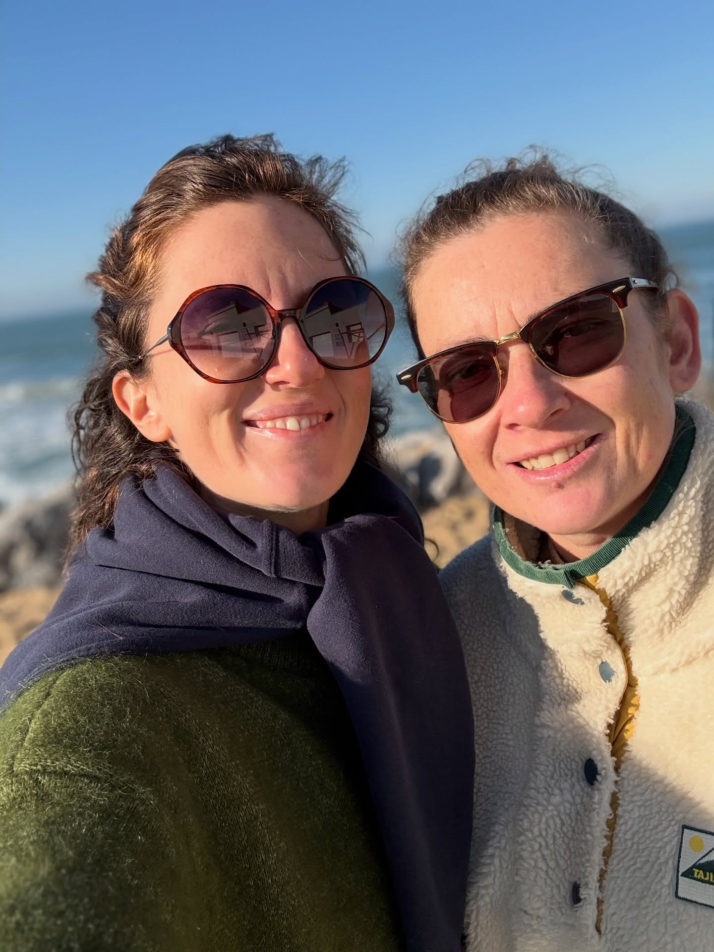 16 ans de vie commune, on traverse les tempêtes ensemble, et parfois j’ai l’impression que maintenant que « la guerre est finie », on doit redoubler de vigilance car l’ennemi peut venir de l’intérieur. Je trouve que c’est un des défis de la vie de couple, rester en alerte permanente pour ne pas se laisser avaler par les vagues. Alors on prend soin de nous, on s’organise des pauses à quelques km de notre vie de mères, du travail et de la charge mentale, pour se choisir de nouveau et repartir ensemble ❤️