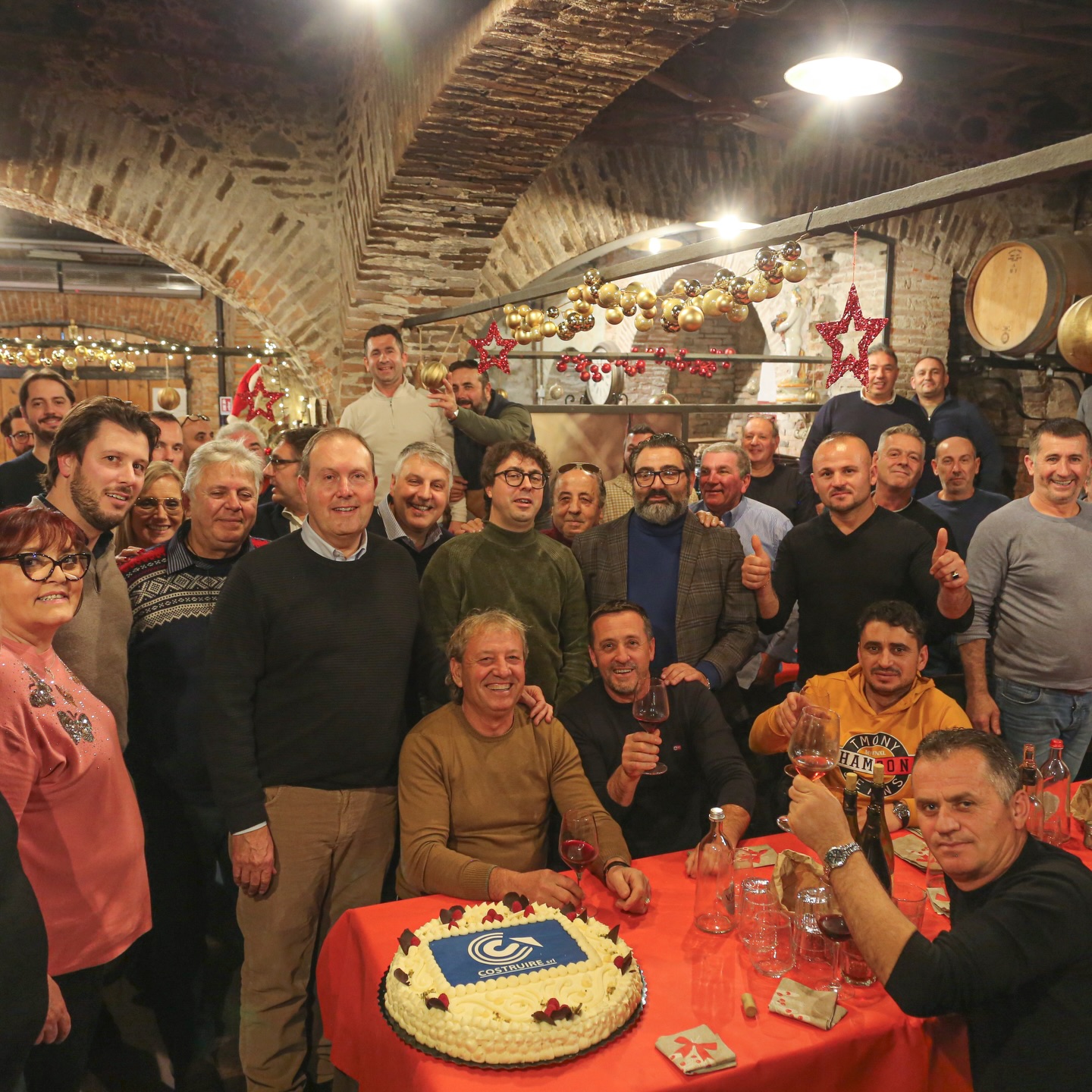Dietro ogni cantiere, ogni progetto e ogni risultato c’è un team che lavora con impegno, competenza e spirito di collaborazione.
Il pranzo di Natale è stato l’occasione per fermarci un momento, condividere un sorriso e guardare avanti, consapevoli che la forza di Costruire Srl è prima di tutto nelle persone che ne fanno parte.
Buone feste da tutto lo staff di Costruire Srl 🎄