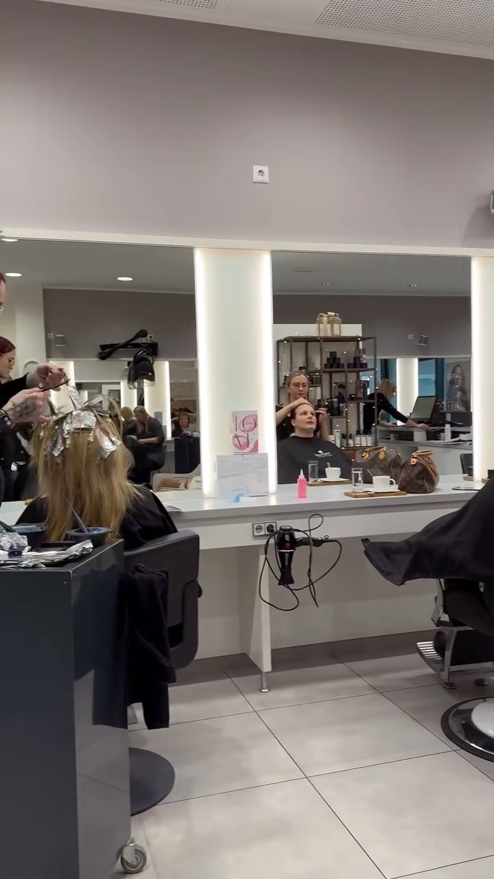 Zwischen Glanz, Föhn & Schere liegt Weihnachtszauber in der Luft 🎄✨ Die letzten Tage vor Weihnachten sind angebrochen – voller Termine, Vorfreude & Herzklopfen 🤍
#countdown #stylingcreative #getyourhairdone #friseurkühnsdorf #christmas #vorfreude #bookedandbusy