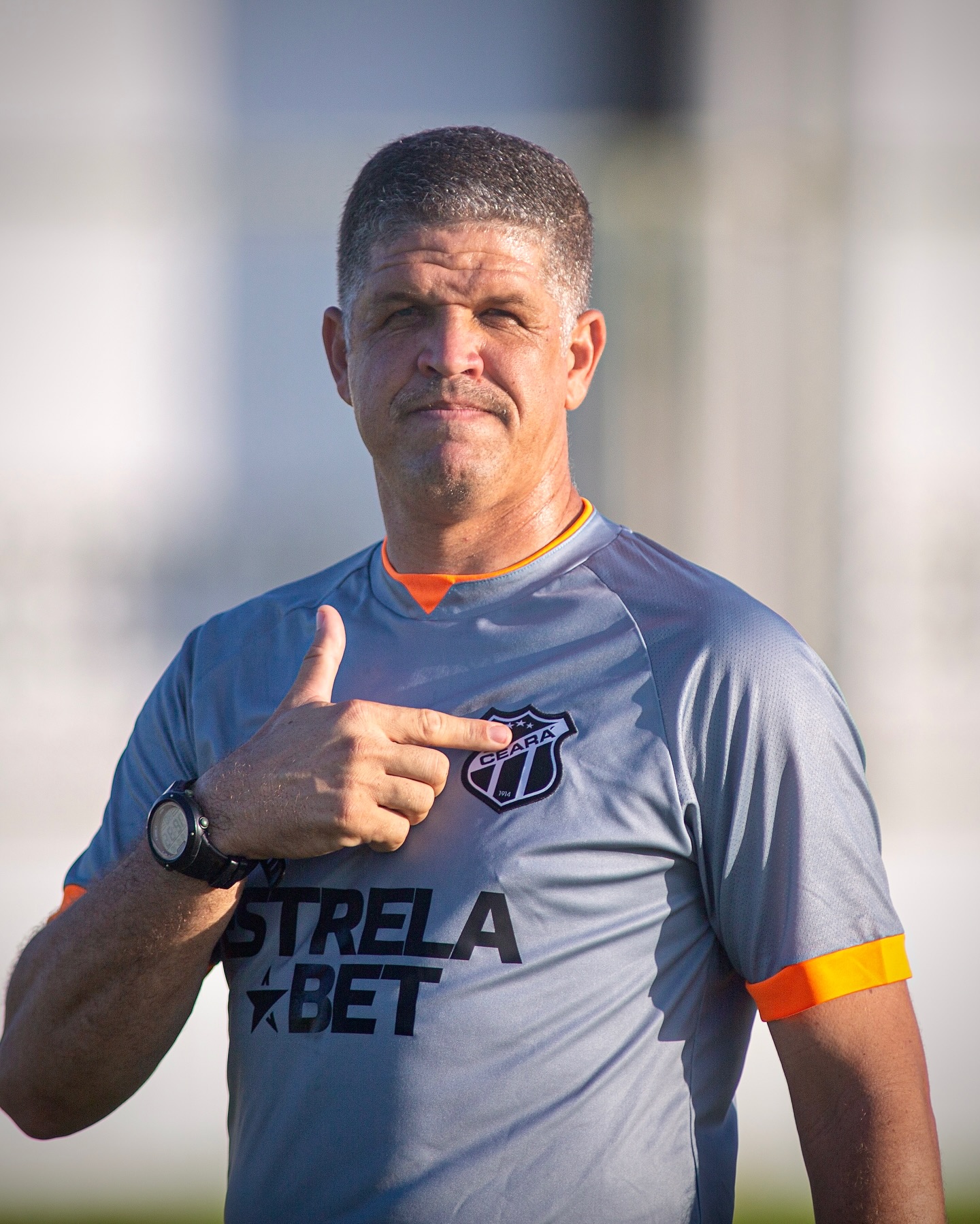 Ciclos sempre se encerram, mas a história é eterna. Hoje me despeço do Ceará Sporting Club após 13 anos de una vivência muito intensa. As palavras dificilmente vão explicar.
Cheguei para somar na preparação de goleiros e passei por cada categoria da nossa base. Vi meninos tornarem-se homens e atletas de elite. No profissional, tive a honra de fazer parte do período mais vitorioso da história do Vozão. Levamos juntos 3 Copas do Nordeste, 5 Campeonatos Cearenses, 1 Copa Asa Branca e 1 Copa dos Campeões Cearenses.
Nestes quase 15 anos vivi momentos que ficaram marcados para sempre na minha mente. A permanência heróica na Série B em 2015, selada por aquela defesa histórica do Everson; a classificação épica na Sul-Americana em pleno solo argentino…
Mais do que títulos e jogos memoráveis, o Ceará foi minha escola. Fiz amigos que, com o tempo, viraram irmãos. E eu sou grato eternamente por cada um deles; eles sabem que podem contar comigo. Aprendi com cada goleiro que esteve sob meu comando e com cada treinador com quem compartilhei o banco de reservas. Evoluí como profissional, filtrando sempre o que agrega e buscando sempre a excelência. Mas também evoluí como ser humano. O futebol nos ensina de muitas formas.
Vivi de perto o êxtase da vitória e a dor da derrota. Foram momentos inesquecíveis, mas sempre com a cabeça erguida e o coração preto e branco. Obrigado, Ceará Sporting Club, por me permitir viver esse sonho por mais de uma década. Sigo firme para novos desafios, levando comigo um aprendizado que tempo nenhum apaga.
Valeu, Vozão! De coração, OBRIGADO POR TUDO! ⚫⚪🏁🖤
📷 @1felipesantos , @gabrielsilva16 , @christian_alekson , @israelsimonton