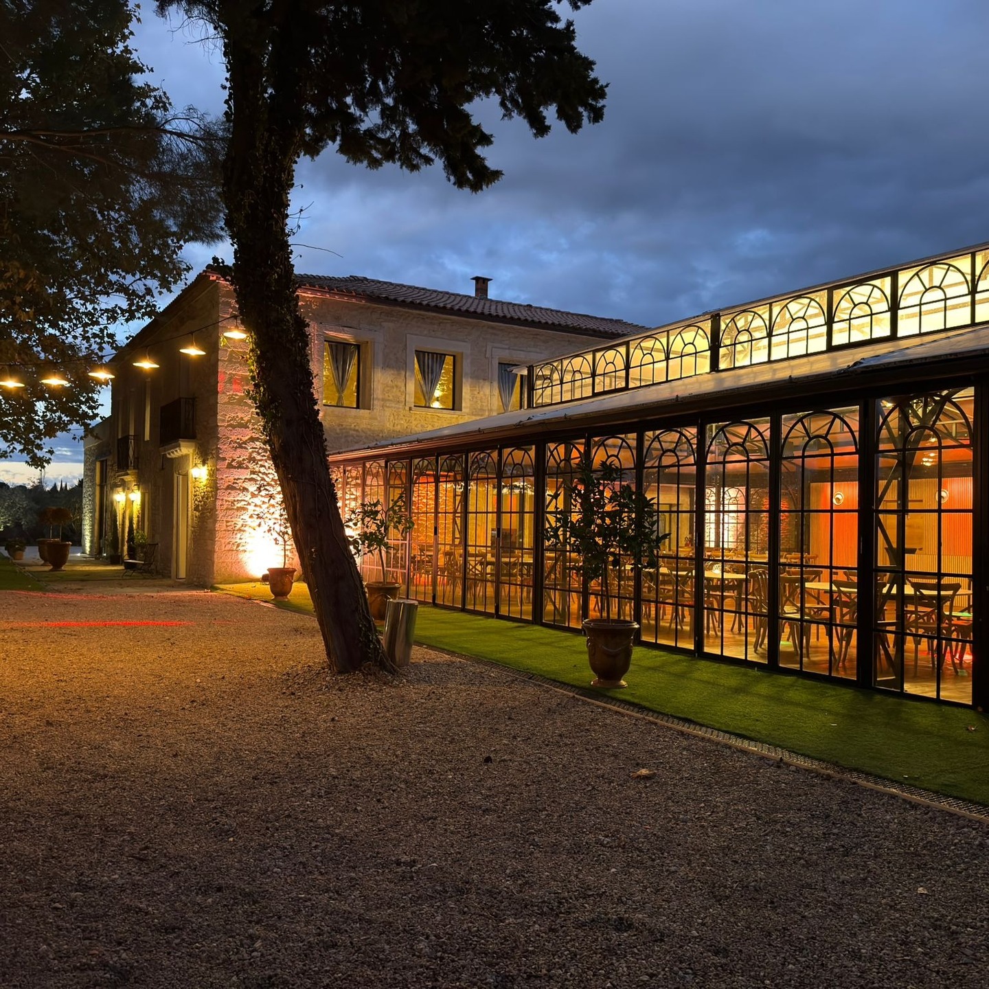 Quand la nuit tombe, le Domaine s’illumine et révèle toute sa magie… ✨
Un lieu hors du temps, prêt à accueillir vos plus beaux moments 🤍
📍 Domaine de la Trinité
#domainedelatrinite #lieudereception #weddingvenue #mariage #mariage2026 #evenementiel #lieuexception #suddelafrance #montpellier #heritage #verriere #ambiance #soiréemagique #weddinginspiration #instawedding #eventvenue #love #celebration