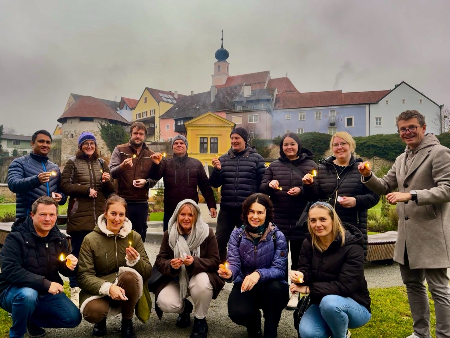 🔥 Selbst gestrickter Sonnenaufgang vor dem berühmtesten Blick auf Schärding 🌅
Ein ehrliches Danke an Schopf Harald und das Kernteam des Traditions-Kurhaus Schärding für einen intensiven Wirk-Werk-Workshop - mit Auswirkungen 🤩!
🏨 Ein Haus mit Geschichte ins 17. Jhdt. und Zukunft: Prävention für Körper, Geist und Seele. Doch hier ist es kein Spruch - es ist der klare Auftrag ans Leben.
⚙️ Genau hier greifen die Erlebnis-Denke und Werkzeuge vom Bucketlist Schmied ineinander - beeindruckende Parallelen.
🔥 6 Stunden voller Kraft und Energie.
Mit Bewegung, Perspektivwechsel, inspirierenden Gesprächen und strategischen Impulsen.
🚀 Und das Entscheidende: Die Wirkung endet nicht mit dem Wirk-Werk-Workshop – sie arbeitet nach. Ich bin absolut gespannt, wenn sich diese Ergebnisse in der echten Welt erleben lassen.
💬 Besonders gefreut hat mich diese Rückmeldung im Nachhinein:
„Alle waren von deiner Energie, deinem Optimismus, deiner Lebensfreude und deinen strategischen Denkanstößen begeistert und inspiriert 👍🔥“
🌅 Der echte Sonnenaufgang hat sich an diesem Morgen zwar nicht gezeigt. Den Start haben wir uns trotzdem geholt – und gemeinsam das Feuer entfacht.
👇 Mehr dazu im Kommentar.
#BucketlistSchmied #WirkWerkWorkshop #VomErlebnisZumErgebnis #ErlebnisDenke #WorkLifeRomance #ErlebnisbasierteEntwicklung #Unternehmensentwicklung #FuehrungNeuDenken #Teamwirksamkeit #Perspektivenwechsel