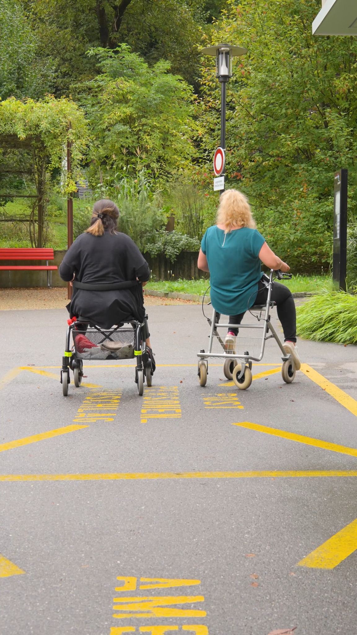 Wer hätte gedacht, dass Tempo 3 so viel Spass macht! 😁
#alterszentrum #oberemuehle #rollatorrennen #winner #humor