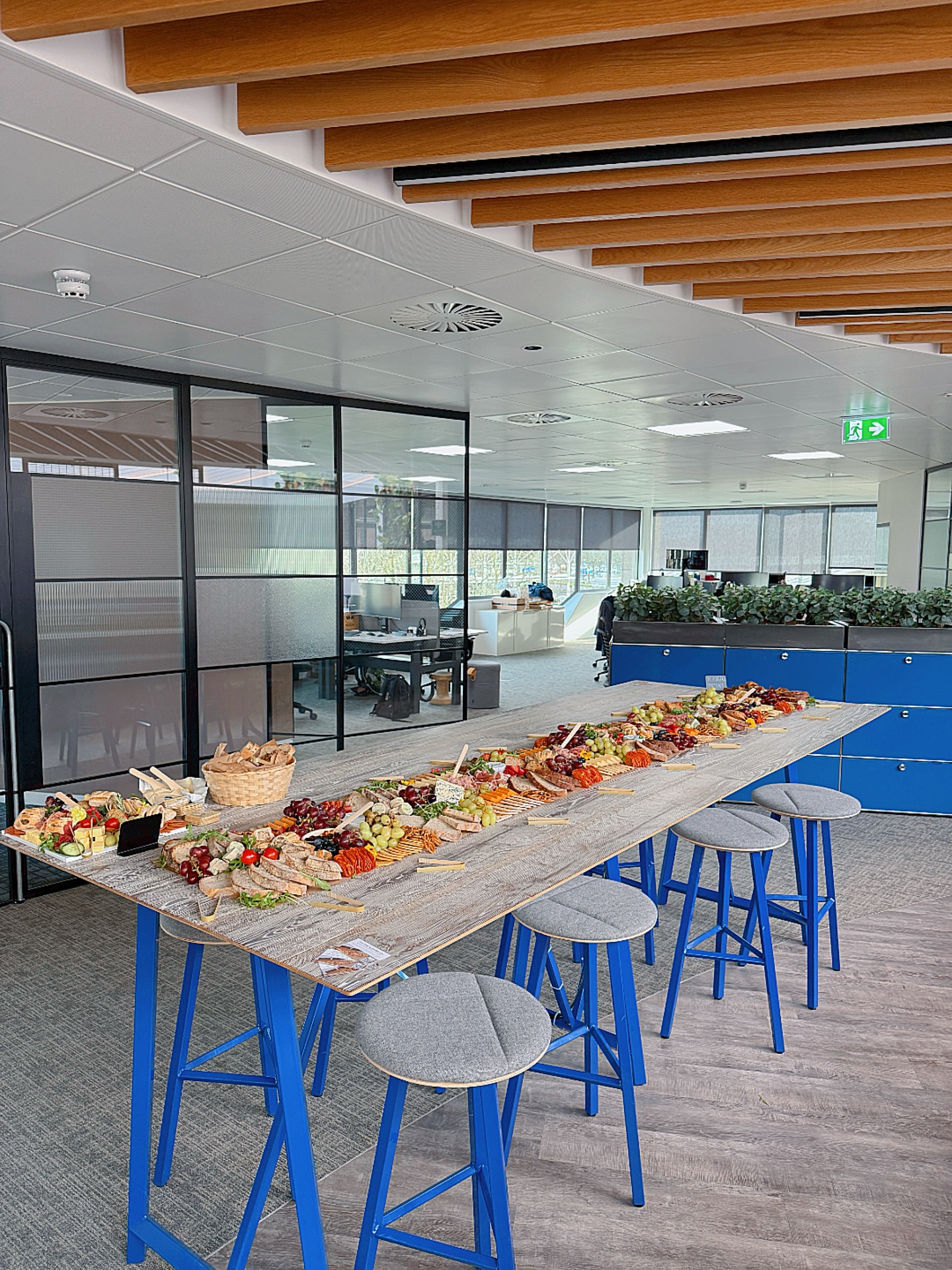 Flat Grazing Table for a Work Sales Meeting 🥂
(& more importantly Christmas Jumper Day) 🎄