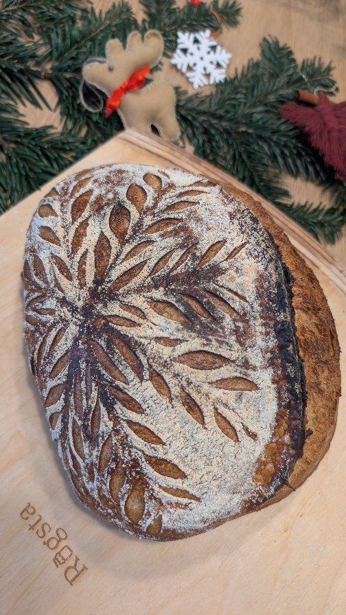 🎄 Ar pagalvojai, kad šis kepaliukas galėtų būti puikiausia Kalėdų dovana? 🥖✨
Mes irgi taip manom! Tai ne tik duona – tai patirtis, kuri sukuria jaukumą ir išlieka ilgam.
🎁 Nori kitais metais dovanoti raugo duoną, bet dar nemoki jos kepti?
Turime sprendimą – RŪGSTA raugo duonos kepimo mokymus, kuriuos gali pasirinkti iš trijų planų:
BASIC
Raugo duonos kepimo mokymai ir raugo auginimo rinkinys – puikus startas pradedantiesiems.
STARTAS
Mokymai, raugo auginimo rinkinys ir „Duona kepu pats“ marškinėliai – kai norisi ne tik išmokti, bet ir turėti smagų simbolį.
PRO
Mokymai, raugo auginimo rinkinys ir visi pagrindiniai kepimo įrankiai – tiems, kurie nori visko iš karto ir be rūpesčių.
✨ Svarbiausia: šiuos mokymus gali rinktis ne tik sau ar prašyti Kalėdų senelio, bet ir padovanoti artimam žmogui. Tai dovana, kuri virsta kvapu namuose, šiluma ir pasididžiavimu savo rankomis kepta raugo duona.
📍 Daugiau informacijos – mūsų svetainėje (nuoroda profilyje).