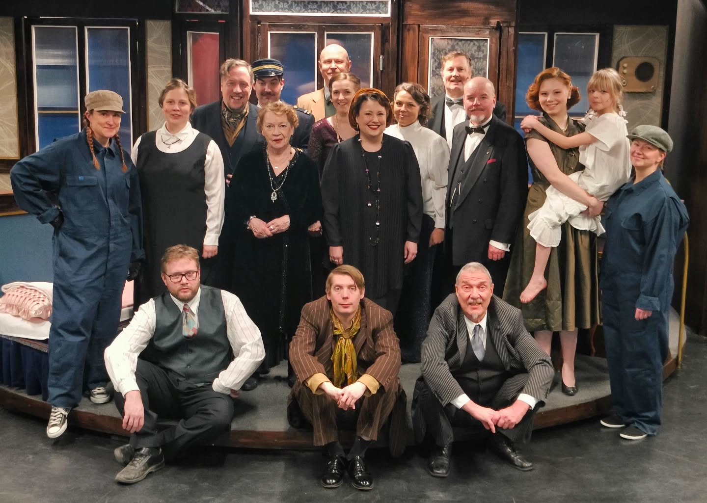 Idän pikajunan arvoituksen työryhmä kiittää kaikkia katsojia esityskaudesta 2025! Nyt siirrymme jouluvapaiden viettoon ja esitykset jatkuvat taas tammikuussa 2026 🎭
Toivotamme kaikille oikein hyvää joulunaikaa! ✨
#idänpikajunanarvoitus #agathachristie #kenludwig #järvenpäänteatteri #kalletahkolahti #teatteri #järvenpää #kiitos #tammikuussajatkuu