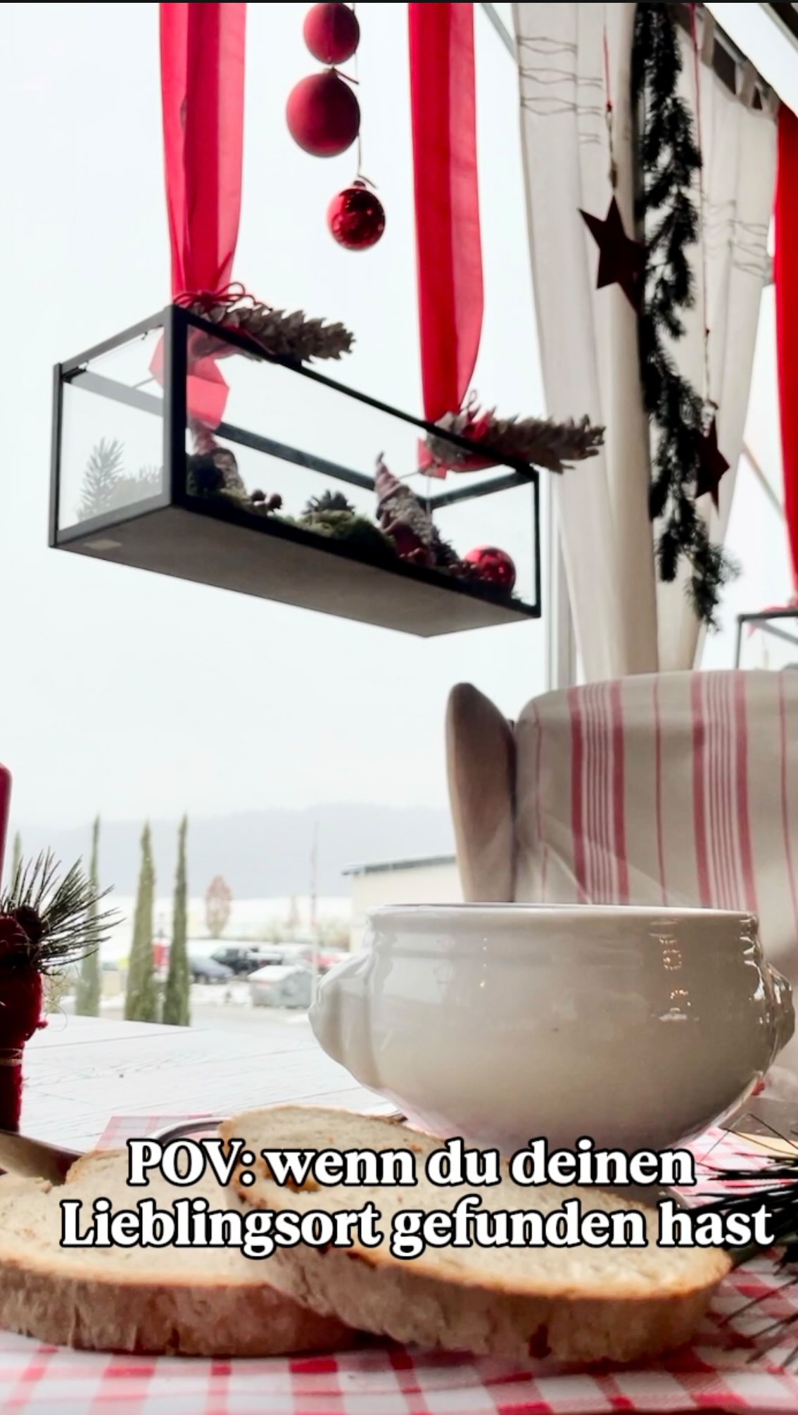 Dein Lieblingsort in Stockach ✨
Zwischen Lichterglanz, Tannenduft und der gemütlichen Atmosphäre der Markthalle fühlt sich die Weihnachtszeit einfach richtig an.
Bei uns läuft das Weihnachtsshopping weiter –
mit schönen Dekoartikeln, Geschenkideen, Leckereien
und schon jetzt mit ersten Rabattaktionen.
Und damit ihr entspannt vorbeikommen könnt,
haben wir über Weihnachten spezielle Öffnungszeiten –
zum Stöbern, Frühstücken oder für Kaffee & Kuchen.
Unsere Öffnungszeiten an Weihnachten und Silvester:
Di 23.12. – 8–18 Uhr
Mi 24.12. – 8–13 Uhr
Do 25. + Fr 26.12. – 10–17 Uhr
Sa 27. - inkl. Di 30.12. – 8–18 Uhr
Mi 31.12. – 8–13 Uhr
Do 01.01.26 – 10–17 Uhr
Fr 02. - inkl. Di 06.01.26 – 8–18 Uhr
Kommt vorbei, genießt die Zeit
und macht die Markthalle zu eurem Lieblingsort in der Weihnachtszeit. ✨🎄☕
Euer Markthalle Wassmer Team