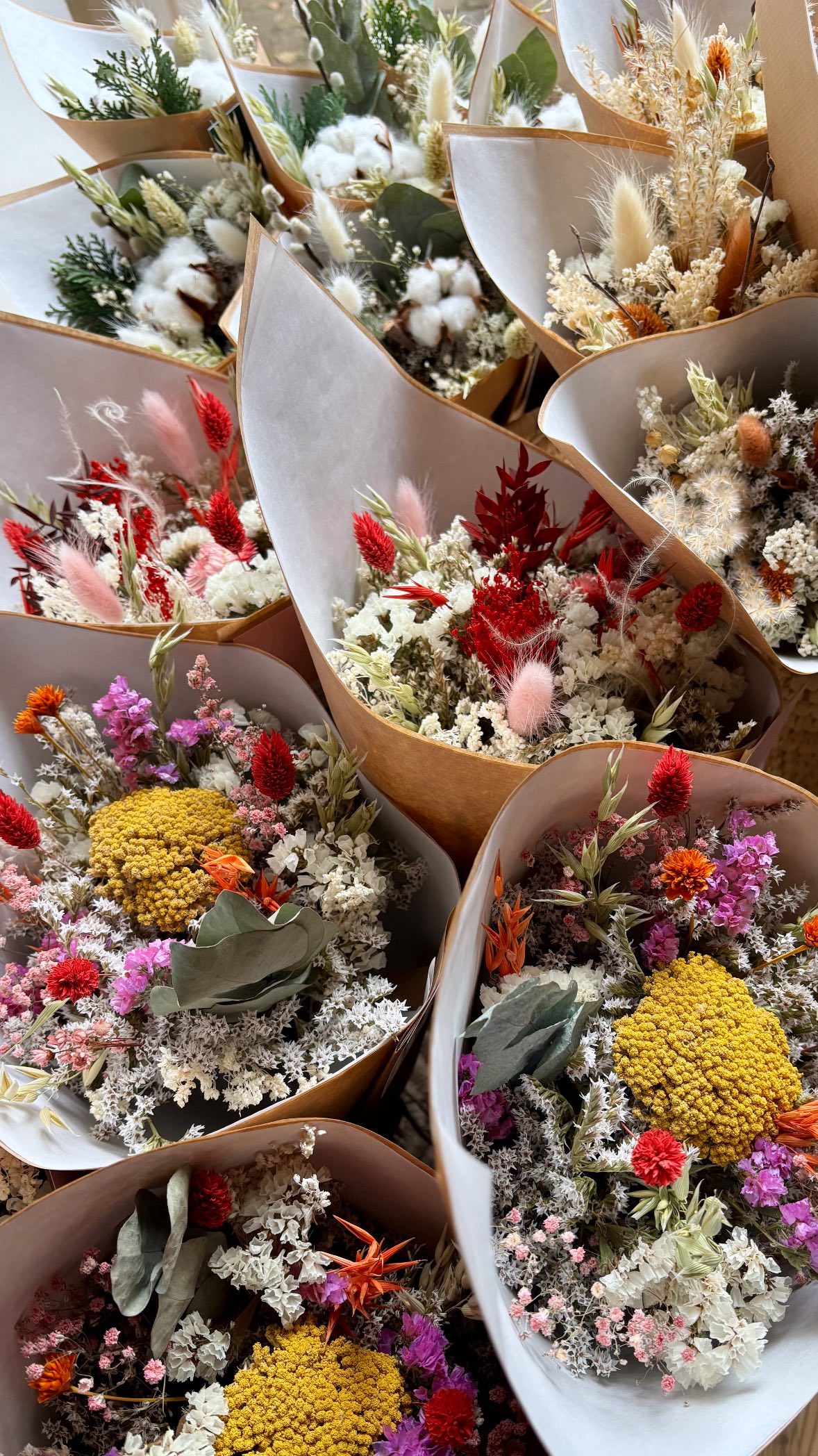 {🌲✨ } RÉASSORT DE FOLIE chez @roseavril_shop
Toujours un bonheur de retrouver mes bougies fleuries et bouquets en fleurs séchées dans cette magnifique boutique!
À offrir pour Noël ou à garder pour soi, pour ajouter une touche poétique à la maison.
La Boutique est ouverte aujourd’hui!
Dispo aussi sur l’eshop (lien en bio)
#fleurssechees #bougiesfleuries #createurbelge