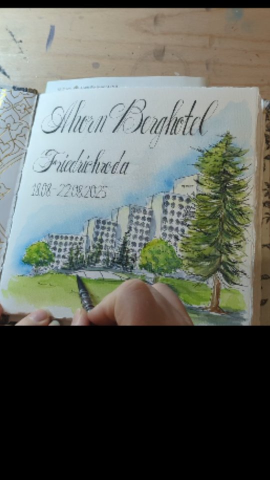 Nach der Tusche kommen jetzt Schritt für Schritt die ersten Aquarellschichten dazu.
Himmel, Grünflächen und Gebäude bleiben bewusst leicht, damit Linien und Struktur sichtbar bleiben.
Ich arbeite mich langsam vor und entscheide vieles direkt auf dem Papier.
Kein Endergebnis im Kopf – nur der Prozess.
#aquarell
#urbansketching
#skizzenbuch
#reiseskizzenbuch
#watercolorwip
#inkandwatercolor
#artprocess
#sketchbookart
#urbanwatercolor
#zeichnung
#illustration
#myownartology