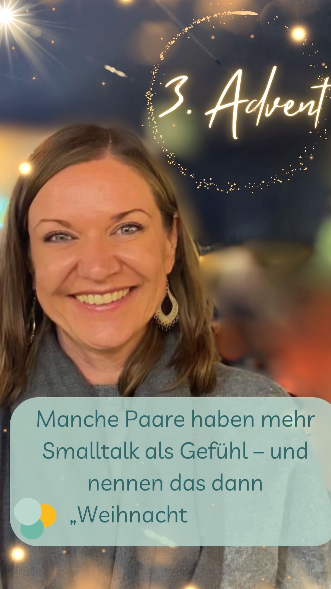 🕯️ 3. Advent – Beziehung ist kein Glühweinstand
Einsamkeit in Beziehungen ist ein Tabu.
Aber sie ist oft das ehrlichste Signal:
„Wir funktionieren gut – aber wir fühlen nichts mehr.“
Das ist kein Weltuntergang.
Es ist ein Weckruf.
Liebe ist kein Dauerlächeln bei Kerzenschein.
Sie ist der Mut, in der dritten Adventswoche zu sagen:
„Ich vermiss dich, obwohl du da bist.“
Das ist nicht kitschig. Das ist Wachstum.
💬 Wenn’s kracht, redet. Wenn’s still ist, redet lauter.
Ehrlichkeit rettet mehr Paare als Romantik. 💥
#HeilpraktikerinFürPsychotherapie #PraxisPraxenthaler #AnjaPraxenthaler #Einzeltherapie #Paartherapie #Coaching #einzigartigunperfekt