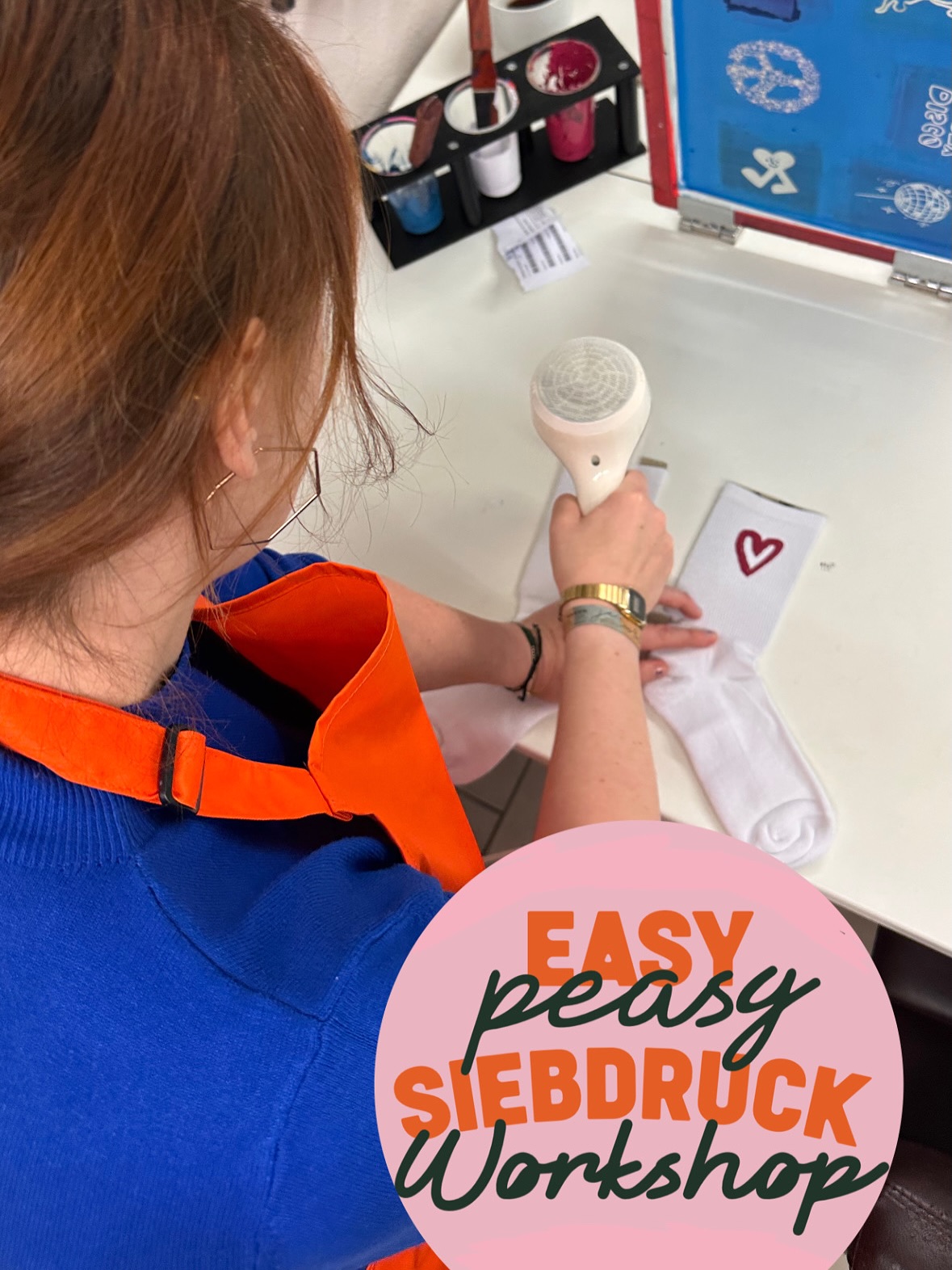 In gemütlicher Atmosphäre fand heute der letzte EASY PEASY Workshop für dieses Jahr statt. Dabei wurden noch eine Reihe letzter Weihnachtsgeschenke bunt bedruckt ✨
Die ersten Termine fürs neue Jahr sind schon online und auf der Webseite unter ‚Workshops‘ buchbar. Sichert euch jetzt schon euren Platz und erlebt die Freude am Selbermachen. ⚡️
Warum nicht auch mal ein Siebdruck Workshop als gemeinsames Erlebnis verschenken - schnapp dir deine Liebsten und gönnt euch eine kreative Auszeit der besonderen Art! 💝
Wir freuen uns jetzt langsam die ruhige und besinnliche Vorweihnachtszeit einzuläuten.
|
#workshop #siebdruck #textildesign #jenaparadies #jena #diytshirt #selbermachen