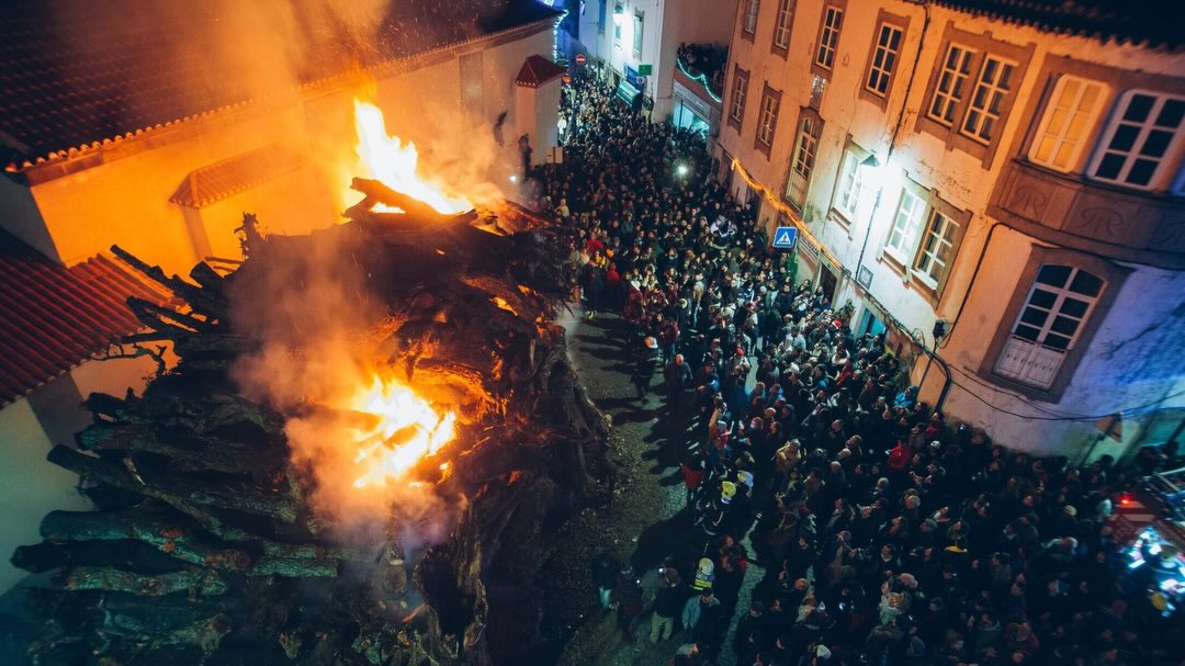 The ancient tradition of Christmas bonfires burns bright in Beira🌲🪵🔥
Read more about this tradition from our blog in our bio!
#christmasinportugal #christmastraditions #visitportugal