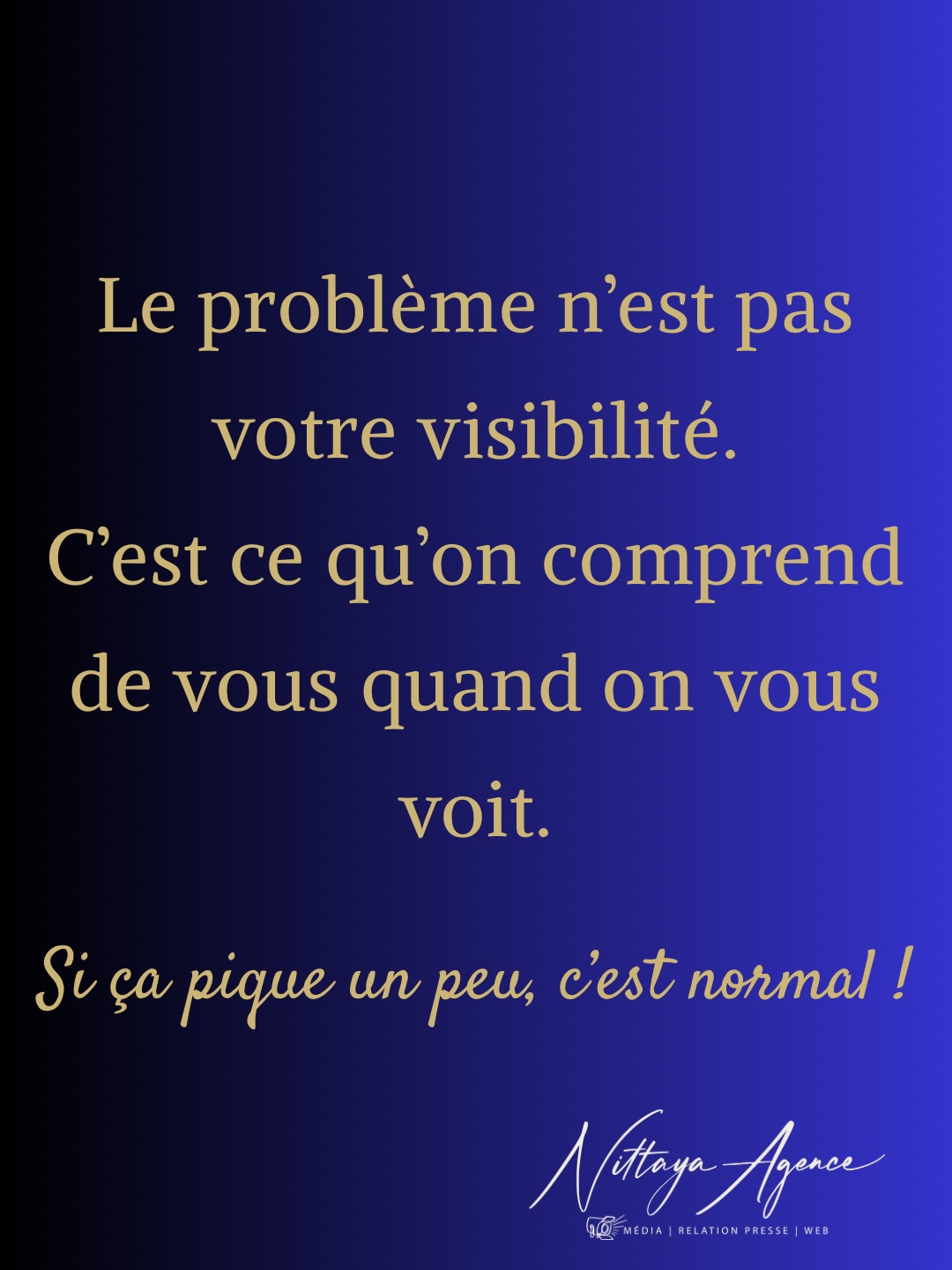On parle beaucoup de visibilité.
Mais rarement de ce qu’elle raconte vraiment.
Aujourd’hui, être visible est devenu facile.
Un bon rythme de publication, quelques codes graphiques, une présence régulière… et vous êtes “là”.
Pourtant, une question demeure… souvent évitée :
👉 qu’est-ce qu’on comprend réellement de vous quand on vous voit ?
La majorité des entrepreneurs ne manque pas de visibilité.
Ils manquent d’image de marque structurée.
Résultat :
on les voit,
on les suit parfois,
mais on ne saurait pas dire précisément pourquoi les choisir eux.
Parce qu’une image de marque ne sert pas à faire joli.
Elle sert à :
– rendre votre discours lisible,
– soutenir votre crédibilité,
– protéger votre posture,
– et filtrer naturellement vos clients.
Sans cela, la visibilité devient bruyante.
Les contenus s’empilent.
Les offres se ressemblent.
Et l’expertise finit par se négocier, au lieu de s’imposer…
Mon rôle n’est pas de vous rendre “plus visible” à tout prix !
Mon rôle est de faire en sorte que, lorsque l’on vous voit,
on vous identifie immédiatement.
Votre position.
Votre niveau.
Votre différence réelle.
La visibilité n’est pas une question de volume. C’est une question de signal.
Et un signal flou attire toujours les mauvaises fréquences 🤭
☀️À un certain stade, on ne cherche plus à être aimé.e. On cherche à être évident.☀️