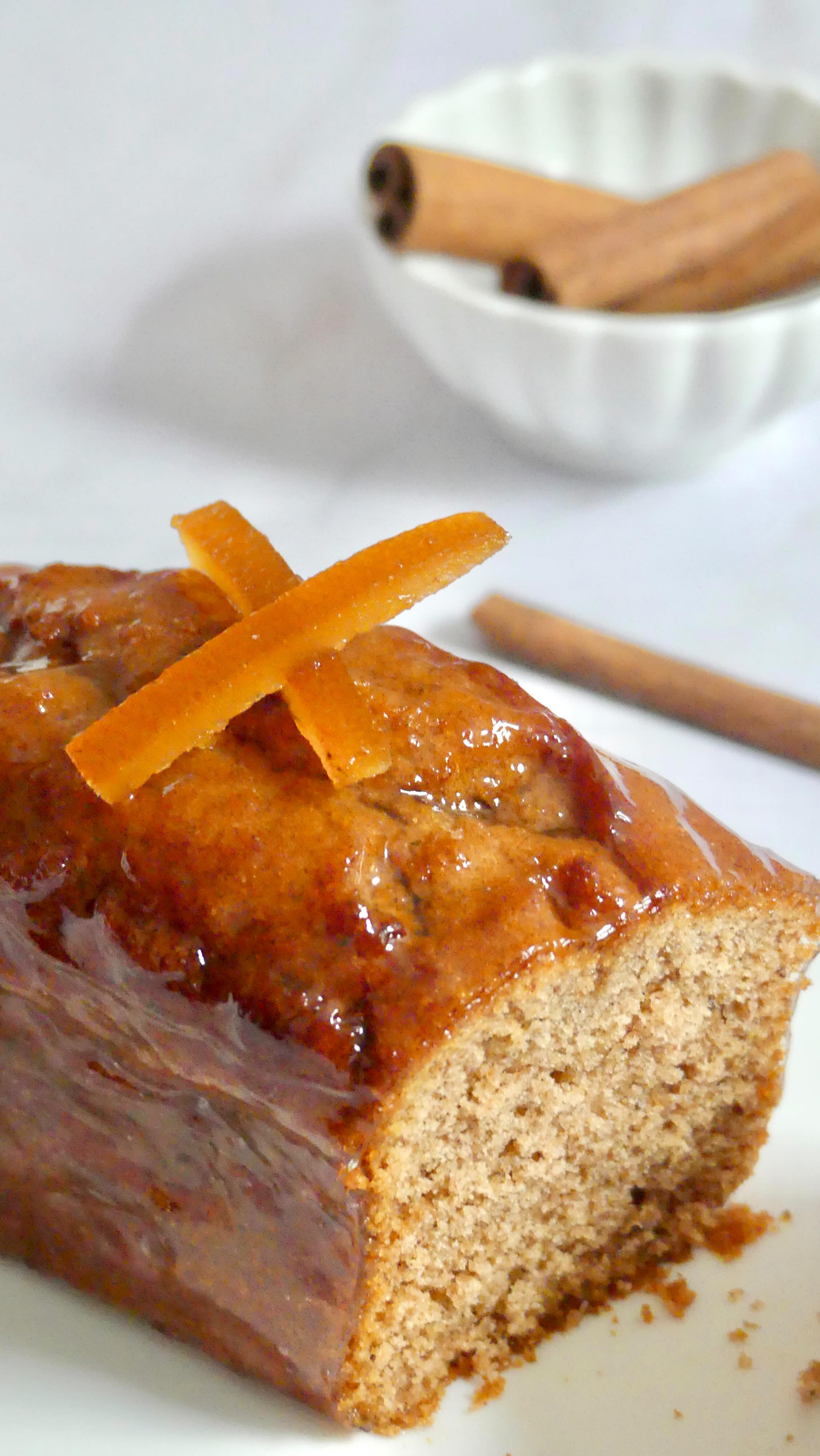Un pain épicé tout en simplicité et en douceur 🍯
Du miel généreux, des épices chaudes qui parfument la cuisine et une mie moelleuse.
~
Un gâteau réconfortant, à savourer lentement quand on a besoin d’un moment calme et gourmand.
~
La recette :
• 150 g de miel de fleurs
• 80 g de sucre roux
• 100 g de lait
• 60 g de beurre
• 1 œuf
• 220 g de farine T45
• 8 g de levure chimique
• 3 g de cannelle
• 1 g de muscade
• 1 g de gingembre
• 1 g de girofle
• 1 pincée de sel
• Zestes d’une orange bio
Préparation :
Préchauffer votre four à 160°C, dans une casserole, fais chauffer doucement le miel, le sucre, le lait et le beurre jusqu’à obtenir un mélange bien homogène sans faire bouillir. Hors du feu, laisser tiédir puis ajouter l’œuf en fouettant et incorporer la farine, la levure, le sel et les épices. Mélanger juste assez pour obtenir une pâte lisse puis verser dans un moule beurré et fariné. Cuire 50 minutes à 160°C. Après cuisson filmer le dans un film plastique et laisser le reposer 24 à 48h pour qu’il développe bien ses saveurs.
Bonne dégustation !! 🎄
~
#pâtisserie #pastry #paindepices #recipe #recette #noël