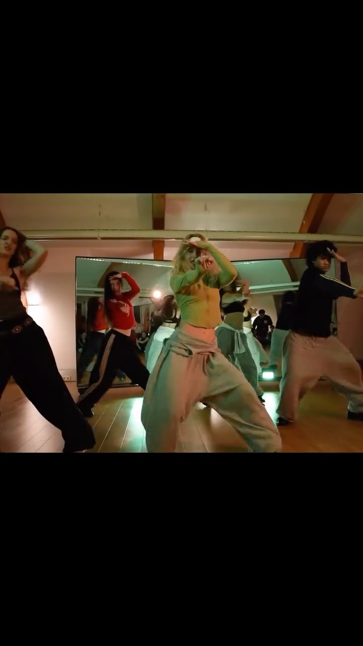 Yes, another sports car moment, I'm guilty 🤭🏁
Choreo: @thisisgoaldigger
Danced by these lovely humans: @nastia_0066 @mmariellarusso @_alba_laci @patricks2y
Song: @tatemcrae
Studio: @empire.dance.vienna
Camera: @chris.alvar