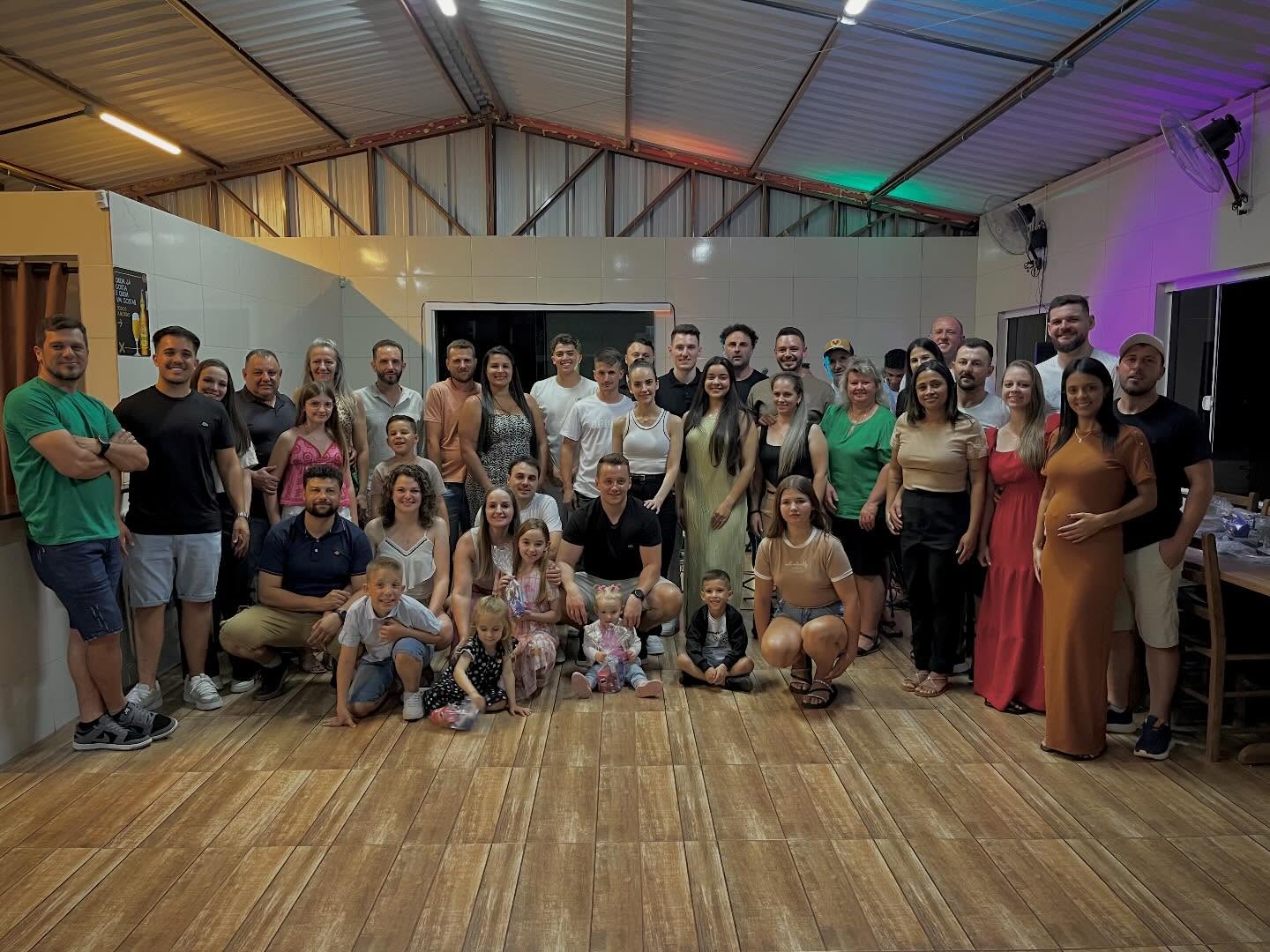 Confraternização 2025! 🎉🥳
Ontem à noite ocorreu a confraternização da equipe Vitral 2025, onde aproveitamos para agradecer e comemorar o ano que tivemos, junto com as pessoas importantes que cada um tem ao seu lado.
Teve premiação aos colaboradores e também para as crianças das famílias! 🥰
A noite também foi marcada pelo agradecimento especial ao colaborador @rebesdaniel, que neste ano completou 10 anos de Vitral! 👏👏
#confra #finaldeano #comemoracões