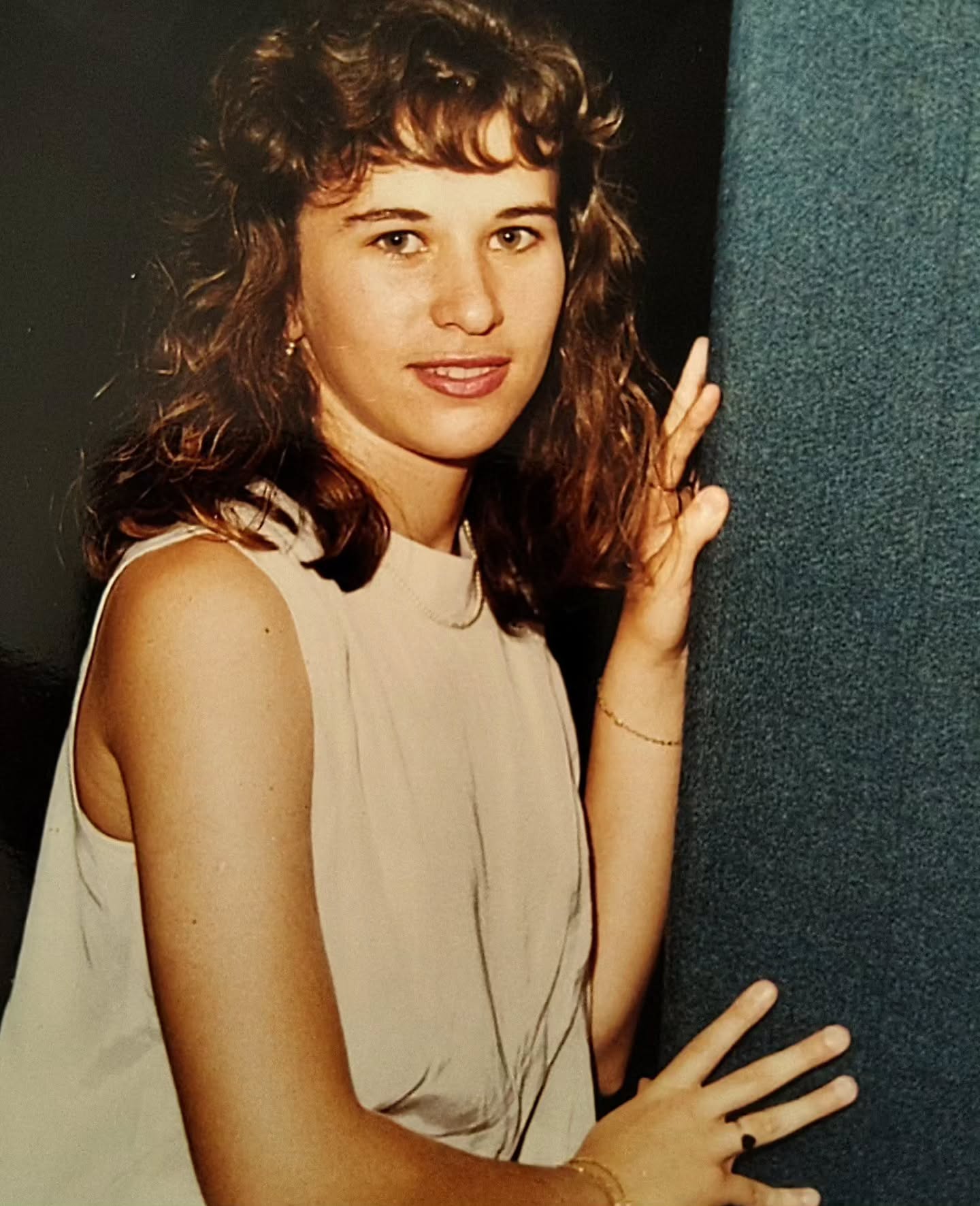 Aos 17 anos, eu ainda não sabia que escreveria livros.
Mas já habitava perguntas silenciosas sobre a mente, o sentido e a consciência.
O tempo não cria quem somos.
Ele apenas revela o que sempre esteve ali.
Hoje, escrevo para quem também sente que pensar é um ato de coragem.
📘 O Humano sem Higiene Mental — em lançamento em todos os canais de venda.
Quem eu seria com Higiene Mental Profunda?
#EscritoraBrasileira
#LiteraturaReflexiva
#SaúdeMental
#Consciência
#Autoconhecimento
#FilosofiaDaVida
#HigieneMental
#ArteraEdditorial
#EditoraAppris