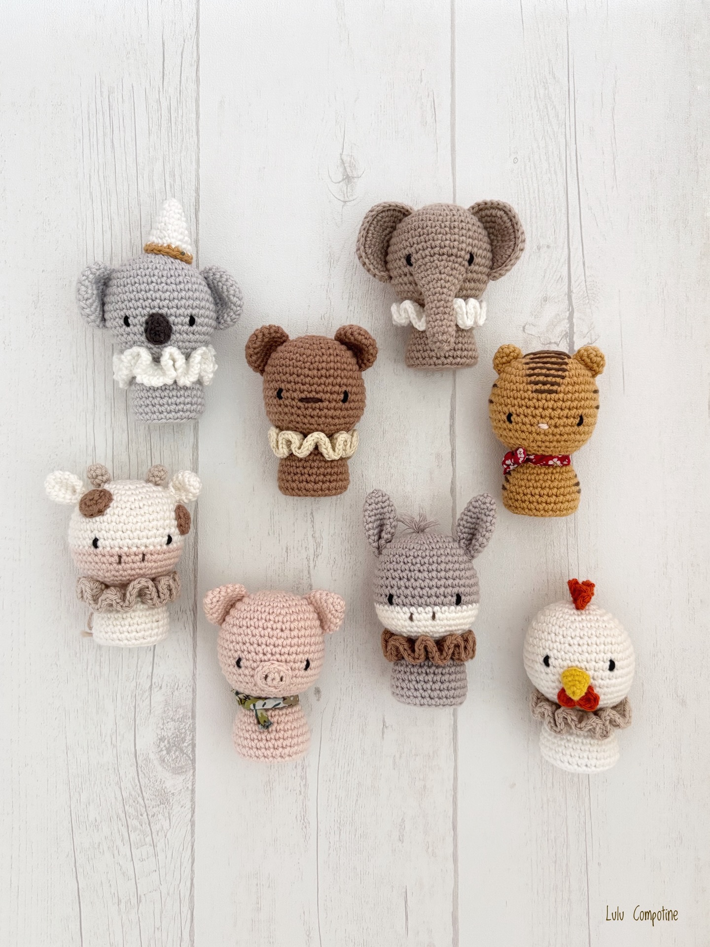 Les nouvelles collections des petits Animinis de la ferme 🐮🐷🐔🫏 et des animaux du monde 🐘🐯🐨🐻 que vous aviez pu découvrir au salon CSF de Paris sont en ligne !
Elles rejoignent celle des animaux de la forêt 🐰🦊🐭🫎 qui fait partie d’un de mes premiers tutoriels.
Un petit projet accessible aux débutants que l’on peut décliner à l’infini sous forme de hochets, mobile, figurines à jouer ou simplement décor de table pour les fêtes et mini cadeau de dernière minute…
Ça y est, vous l’aurez compris, je suis enfin, pleinement dans les préparatifs de Noël ! Après les petits biscuits bredele et les guirlandes lumineuses, je m’attaque à la liste des cadeaux !!!
Pour le moment ils sont uniquement disponibles en français mais je vais essayer de vous proposer la version anglaise dans la semaine, entre deux emballages de cadeaux !
Et après, je ferai une petite pause pour profiter au maximum des miens et de la féerie de Noël 🎄✨
#tutocrochet #animinis #lulucompotine