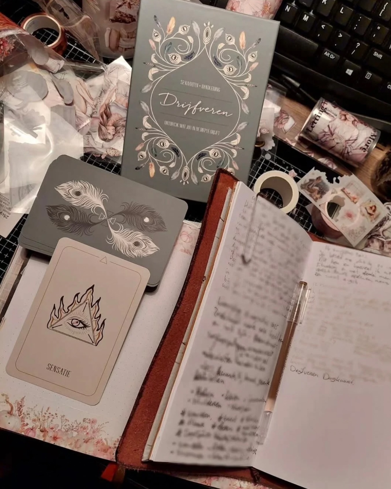 Journalen is een van mijn favoriete manieren van reflecteren.
Omdat mijn pen me telkens weer dichter brengt bij wie en wat ik ben.
Net zoals de kaarten dat doen 🪶
In de handleiding van Drijfveren nodig ik je daarom steeds uit om zélf te voelen, te verwoorden en te verbeelden.
Met pen en papier.
Met aandacht.
Met verbeeldingskracht.
Niet om het “goed” te doen, maar om te onderzoeken wat er geraakt wordt door wat zich laat zien.
En om je eigen antwoord te laten ontstaan bij de reflectievragen die je onderweg tegenkomt.
Zo bijzonder om te zien hoe die uitnodiging wordt aangenomen.
@_._.sabine tagde mij in een post waarin ze deelt hoe zij het Drijfveren deck gebruikt om te journalen.
Met haar toestemming deel ik hier haar foto en verhaal 💖 Dankjewel voor het zichtbaar maken van jouw proces 🙏🏻
Gebruik jij wel eens kaarten tijdens het journalen?
Wat openen ze voor jou?
Ik lees heel graag met je mee 😊
#kaartendeck #schrijfkunst #verbeeldingskracht