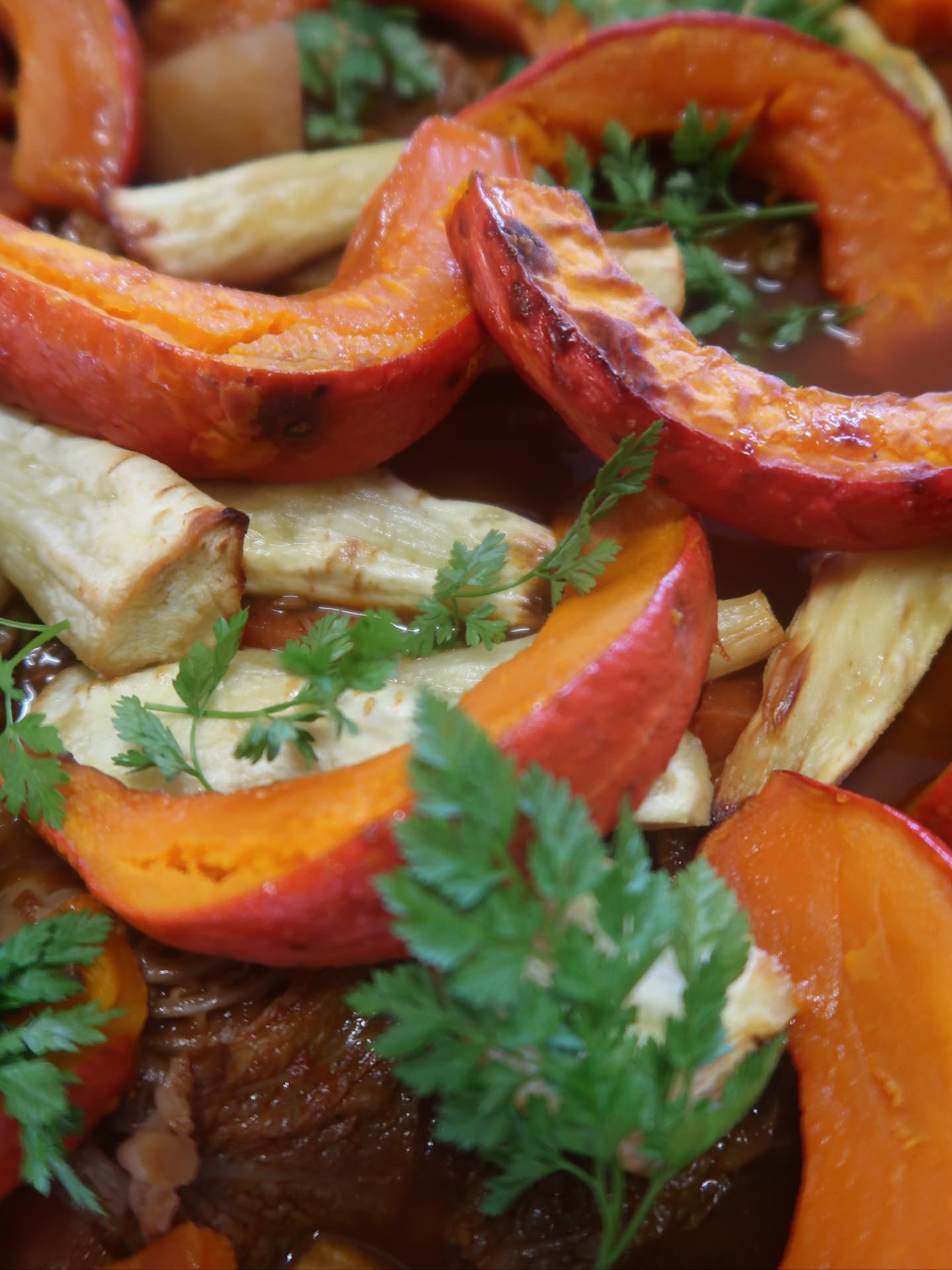 Plats chauds et réconfortants, à brancher et savourez ! ✨
Nous avons souvent des mandats pour des tournages 🎥 : des repas chauds, réconfortants et pratiques à installer.
Ci-dessous, un exemple de menu réalisé pour 1 semaine pour 30 personnes.
Il y a simplement un ou deux bains-marie à brancher, vaisselles et couverts fournis. On s’adapte également aux intolérances et allergies alimentaires de chacun.e pour que le moment du repas soit un moment convivial et gourmand pour tou.te.s !
Menu végétarien tournage décembre 2025 :
• Purée de pomme de terre, sauce aux champignons
• Lasagne bolognaise tofu et lentille, béchamel
• Curry rouge de tofu, carotte, brocoli, pak choï et pousses de bambou, riz jasmin
• Couscous de chou frisé, rave, carotte, panais, potimarron, pois chiche, halloumi grillé (en photo)
• Tofu et oeufs caramel 5 épices, pak choï crispy garlic, riz jasmin
• Chili sin carne haricots rouges et lentilles, polenta crémeuse
• Pad thaï oeufs, tofu, chou kale, colrave, carotte, germe de soja, sauce à la noisette aigre-douce