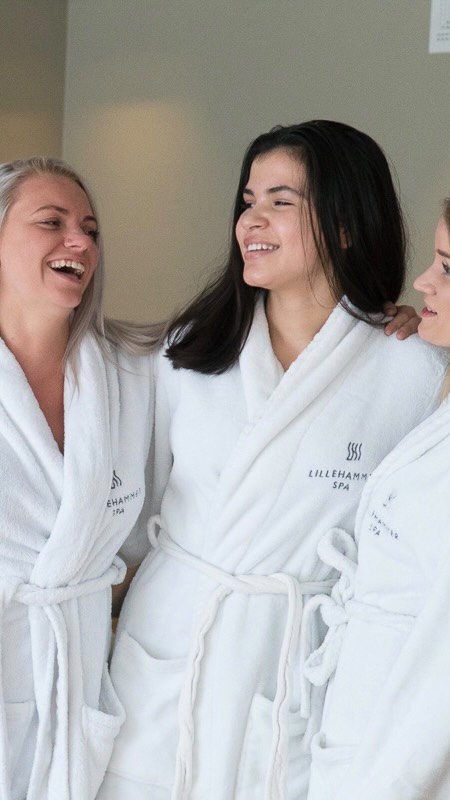 NOEN GAVER BLIR BRUKT ANDRE BLIR HUSKET
@followers
Les hva luksusferie.no sier om Lillehammer SPA
Her er linken direkte til deres hjemmeside 👇
https://luksusferie.no/lillehammer-spa-et-komplett-spa-med-internasjonal-anerkjennelse/
LILLEHAMMER SPA – ET KOMPLETT VELVÆRESENTER MED INTERNASJONAL ANERKJENNELSE
Fordelene med spa-behandling – en investering i helse, velvære og luksus
I en hektisk hverdag fylt av krav, skjermtid, travel kalender og høyt tempo, blir det stadig viktigere å finne rom for ro, balanse og restitusjon. Spa-behandlinger er ikke lenger kun for spesielt anledninger – de har i økende grad blitt et smart og nødvendig verktøy for å ivareta både fysisk og mental helse.
Spa handler om mer enn luksus. Det handler om hvordan kroppen reagerer når den får tid og rom til å hente seg inn, finne balanse og gjenvinne energi.
En av Norges ledende aktører innen denne formen for behandling er Lillehammer SPA, et komplett velværesenter som kombinerer fagkompetanse, erfaring og førsteklasses service for å gi sine gjester en helhetlig opplevelse for kropp og sinn.
VIL DU GI NOE SOM IKKE FINNES ANDRE STEDER? Vår prisvinnende signaturmassasje komponert av grunnleggeren og eier av Lillehammer Spa. Den prisvinnende massasje er en etterlengtet julegave, like trygg som luksuriøs. En opplevelse du aldri glemmer
GAVEKORT PÅ LILLEHAMMER SPA✨👉https://www.lillehammerspa.no/product-page/gavekort-balsam-for-kj%C3%A6rlighet-spapakke
.#lillehammerspa #wellness #christmas
#Lillehammer #Spa #Massasje #Velvære #Gavekort #Julegave #Selvpleie #avslapning