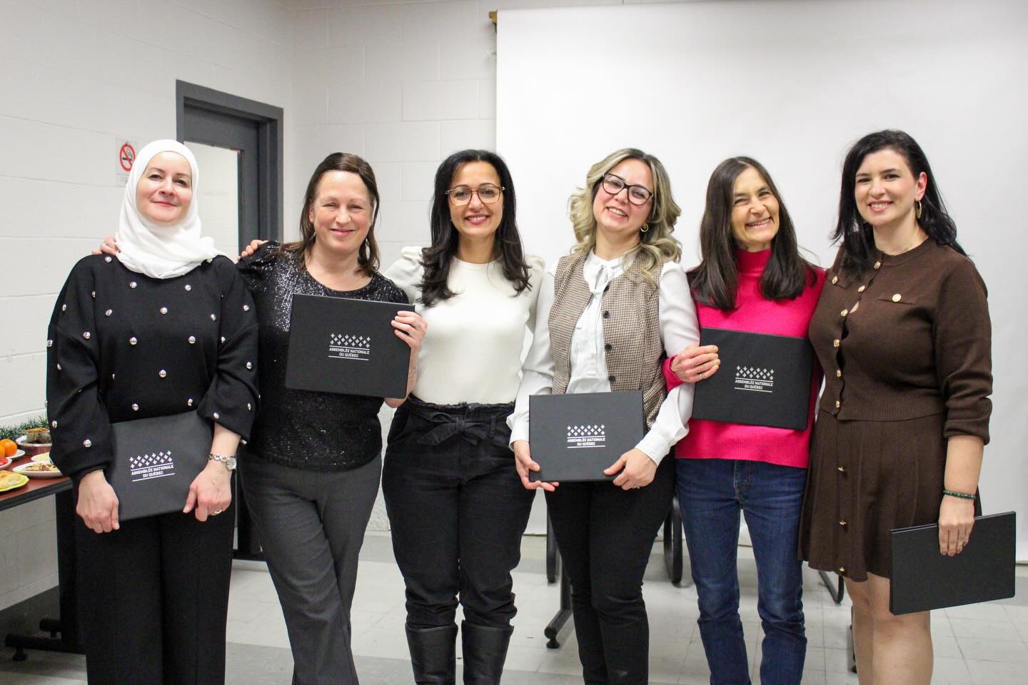 ✨ Hier soir chez SINGA Québec, nous avons célébré les personnes impliquées dans notre programme de jumelage lors d’une soirée spéciale, en présence de Ruba Ghazal.
💌 Des lettres de reconnaissance ont été remises aux jumeaux et jumelles qui, par leur générosité et leur engagement, contribuent à tisser des liens forts, bâtir des ponts et favoriser un véritable dialogue entre les personnes nouvellement arrivées et la société d’accueil. Leur implication est essentielle à la mission de SINGA.
🙏 Merci à Ruba Ghazal pour sa présence et son soutien, et un immense merci à toutes celles et ceux qui font vivre SINGA Québec et participent à la construction d’une société plus solidaire et inclusive.
🤝💛