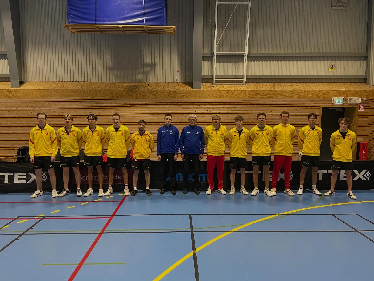 I dagens historiska seriematch i Superettan mellan vårt A- och B-lag drog till slut A-laget det längsta strået och vann med 5-4 i en mycket jämn och spännande match. I morgon väntar en ny drabbning, vilket av lagen vinner då?
Välkomna till Riddersvikshallen i morgon kl 11.00 och se matchen live, fri entré 🏓!