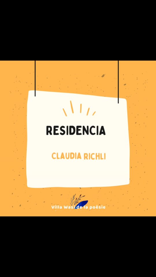 Toma unos días aprender a convivir con el calor. Quienes han venido en residencia a Villa Wasi seguramente se recuerdan de eso. Para evitar el sobrerecalentamiento, hay que aceptar bajar el ritmo. Los desplazamientos, las palabras y los gestos disminuyen; lo superfluo cae por sí solo. El tiempo interior se alarga. El cansancio llega más temprano.
Recuerdo a Claudia, una mañana, que llevaba un dia de retraso en sus objetivos. Las prioridades y referencias europeas terminan chocando con el ritmo profundo de la selva. Claudia trabaja sobre la matrescencia, ese periodo tsunámico en el que una se convierte en madre y que, como la adolescencia, sacude por completo el cuerpo, el cerebro, las hormonas, las emotiones, relaciones, nuestra identidad, postura, nuestro movimiento y trabajo.
En Lagunas, las jóvenes madres que encontramos sonríen cuando Claudia menciona esa “sensación de desaparecer”. De inmediato, cada una de nosotras se siente comprendida y menos sola.
En este viaje de un año alrededor del mundo, apoyados por su pareja y su hija, Claudia mantiene un vínculo precioso y autentico con su trabajo -el análisis de los movimientos- la danza et la transmisión