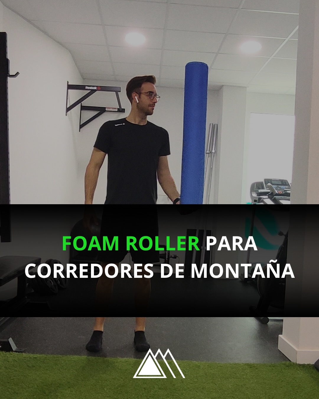🟢 FOAM ROLLER PARA CORREDORES 🏃♂️🌿
(No, no es solo “pasarlo y ya”)
El foam roller no te hace más fuerte ni más rápido por sí solo,
pero bien utilizado puede ayudarte a:
✔️ Reducir sensación de rigidez
✔️ Mejorar la percepción de movilidad
✔️ Facilitar la recuperación entre sesiones
✔️ Preparar tejidos antes de entrenar
En este carrusel te enseño ejercicios simples con foam roller,
pensados específicamente para corredores de trail 👇
➡️ Gemelos y sóleo
➡️ Isquios
➡️ Cuádriceps
➡️ Glúteos
➡️ Zona lateral (TFL / banda lateral)
💡 Claves importantes
▪️ No busques dolor, busca control
▪️ Respira durante el ejercicio
▪️ 30–60’’ por zona es suficiente
▪️ Úsalo como complemento, no como solución mágica
📌 Ideal después de entrenar o en días de carga acumulada.
Si entrenas con poco tiempo, mejor recuperar bien que añadir más kilómetros sin sentido.
¿Usas foam roller de forma habitual o solo cuando “ya vas cargado”?